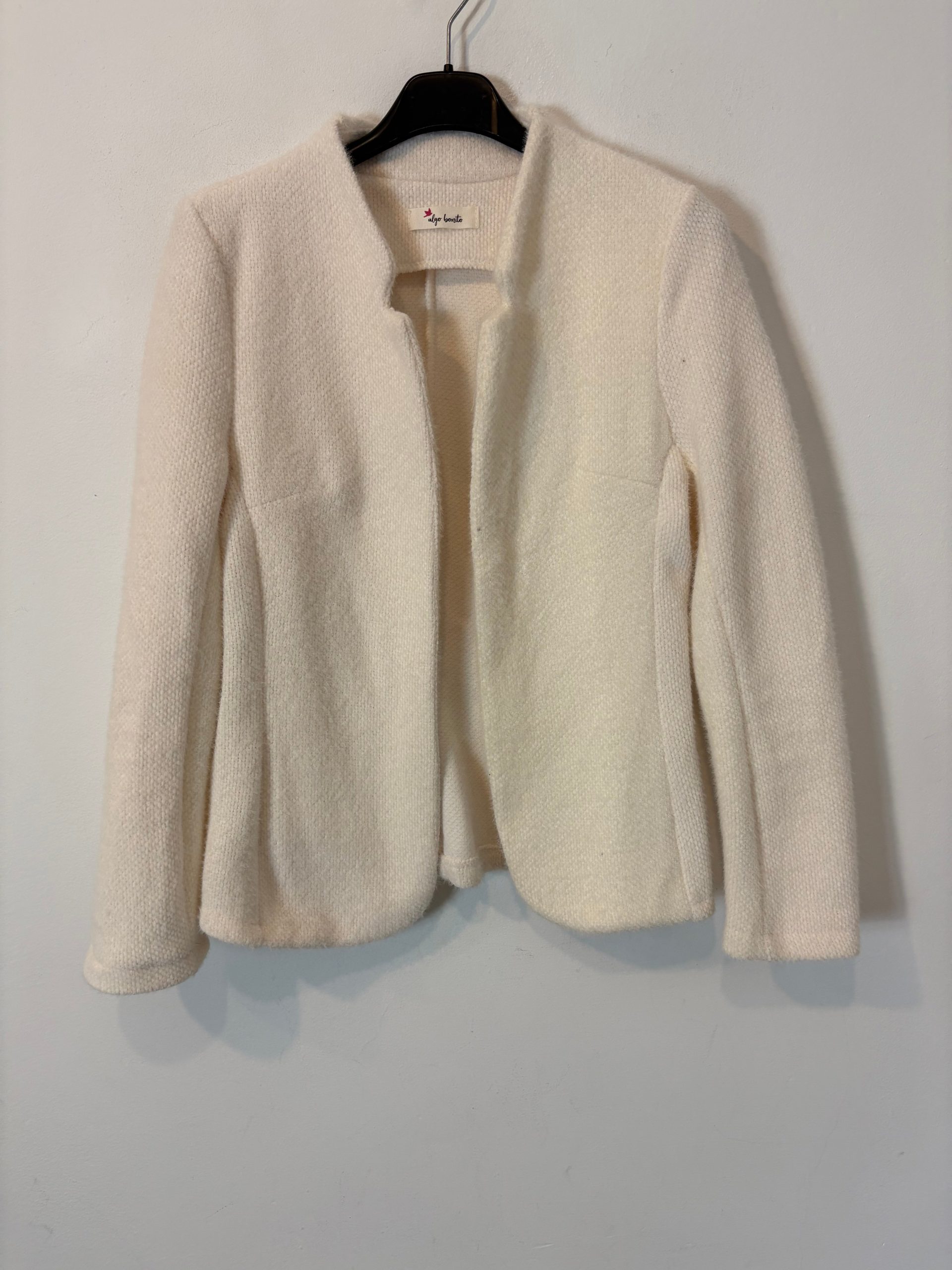 ALGO BONITO. Chaqueta blanca textura. T S