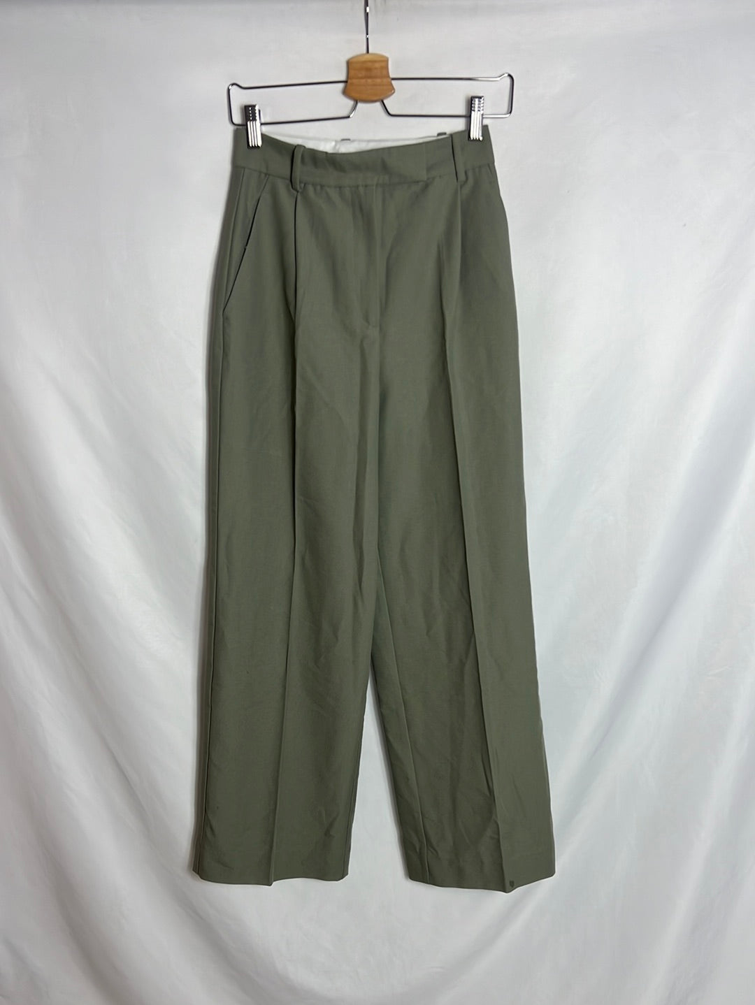 ZARA. Pantalón verde pata ancha pinzas. T XS