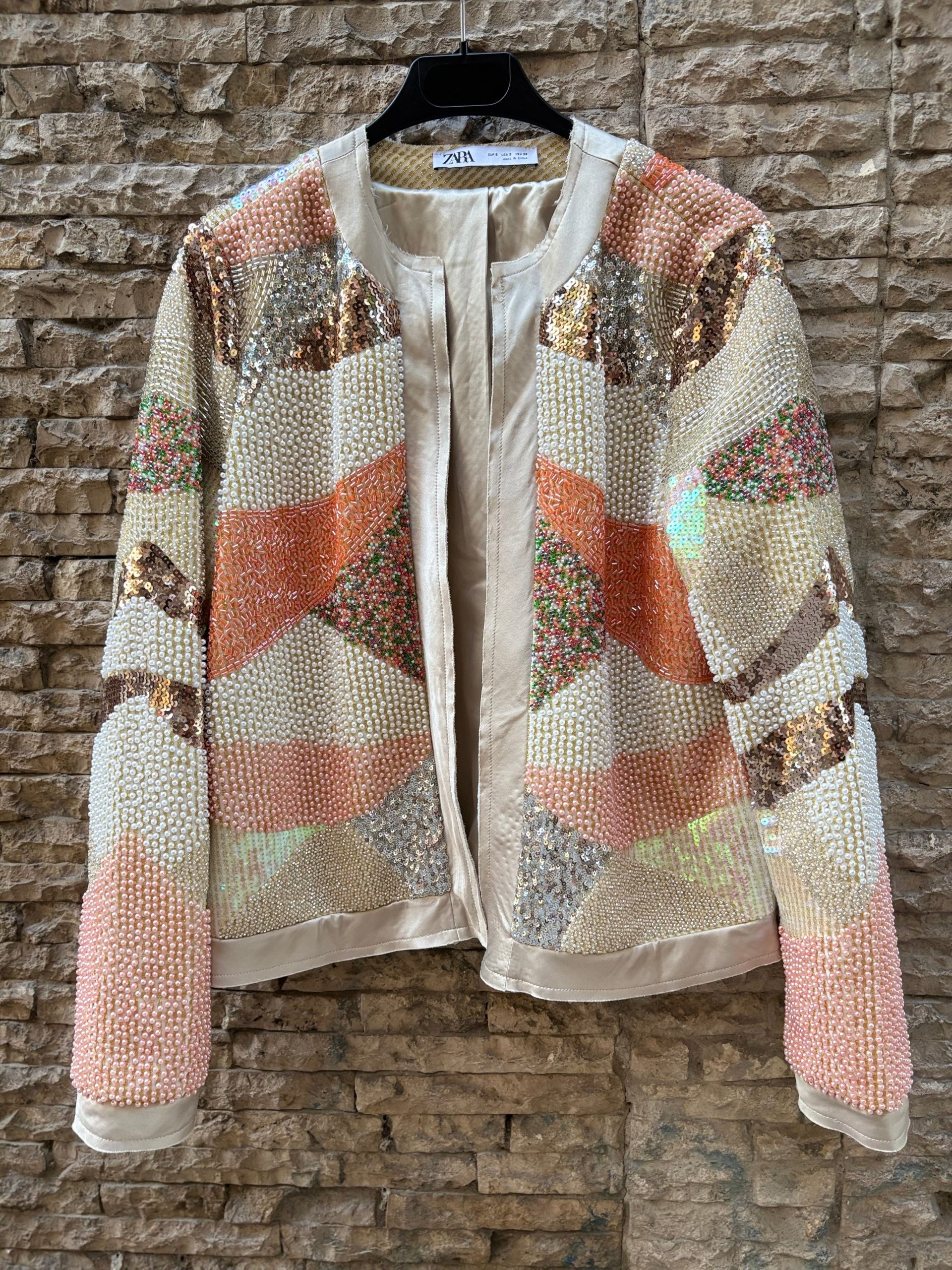 ZARA. Chaqueta coral abalorios. T S