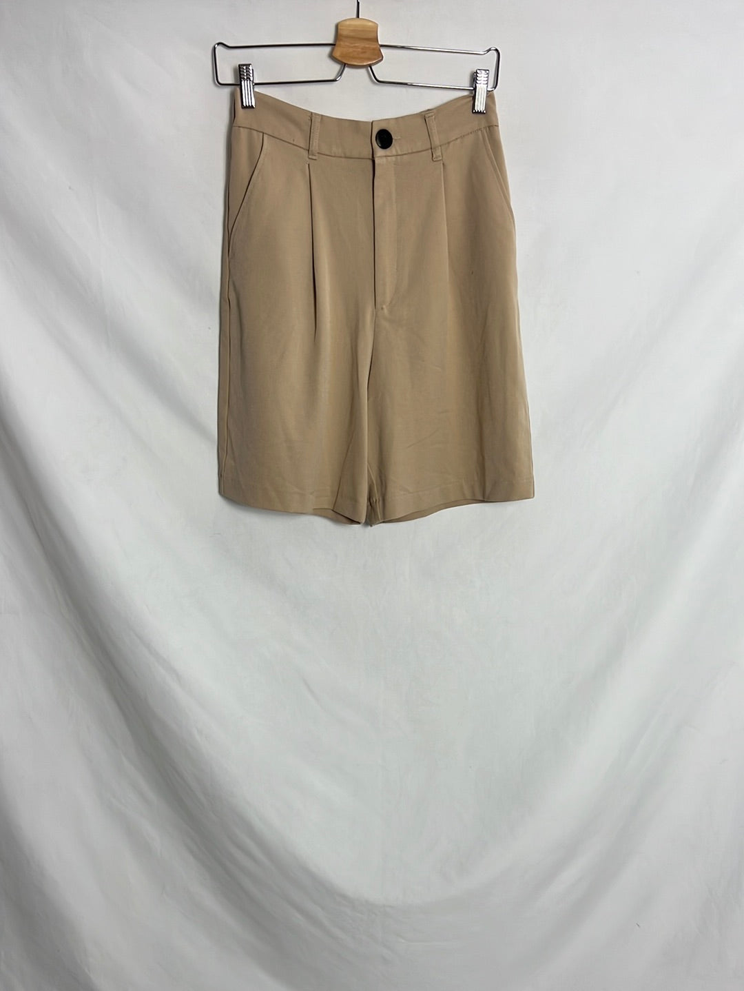 BERSHKA. Bermudas beige. T M