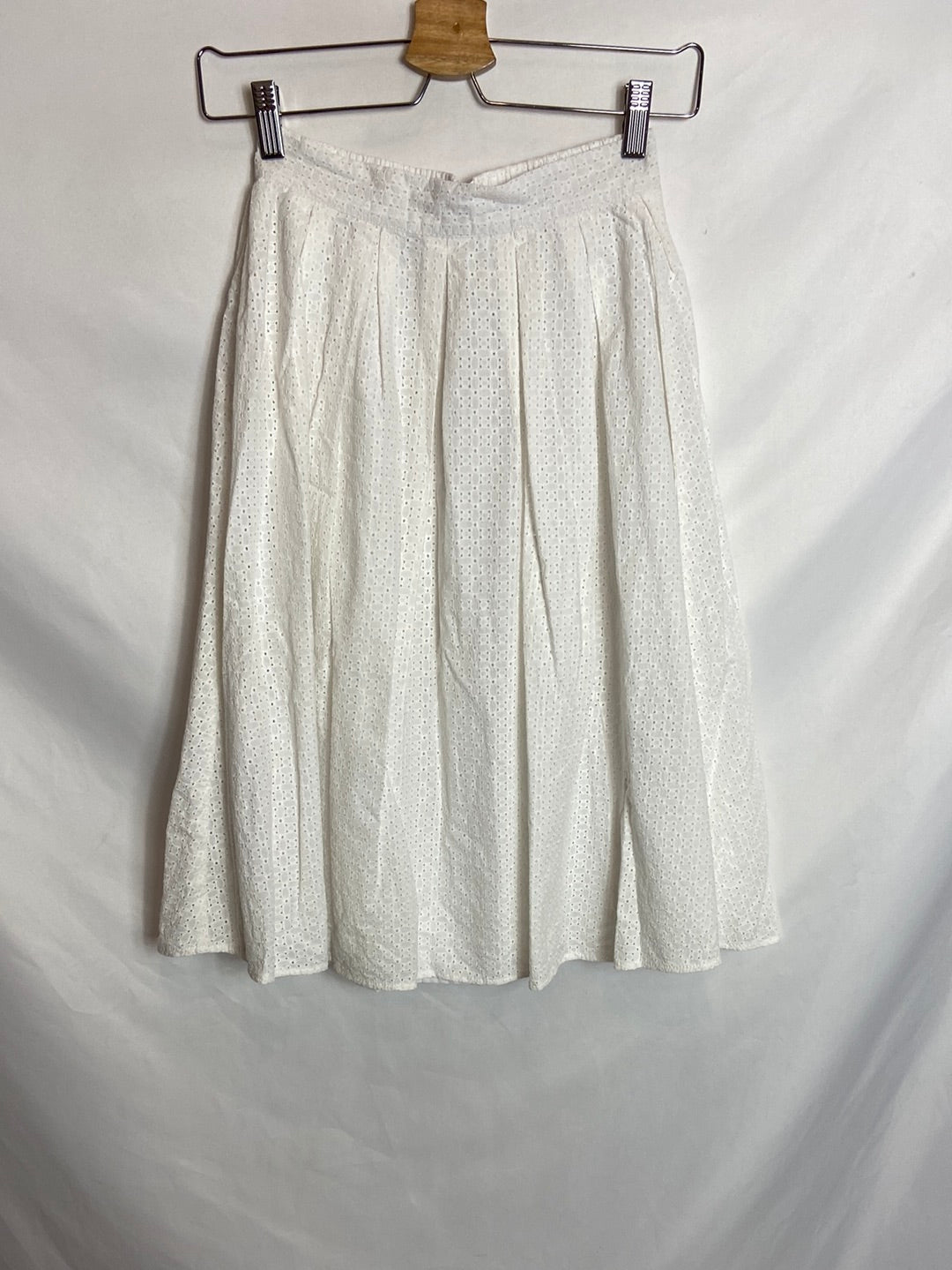 ZARA. Falda blanca troquelada T. XS
