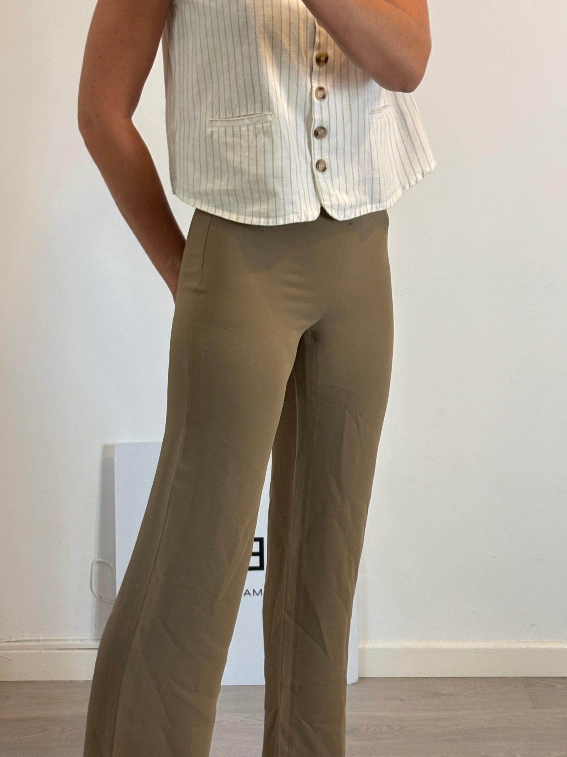 ARMANI COLLEZIONI. Pantalón fluido caqui. T 40