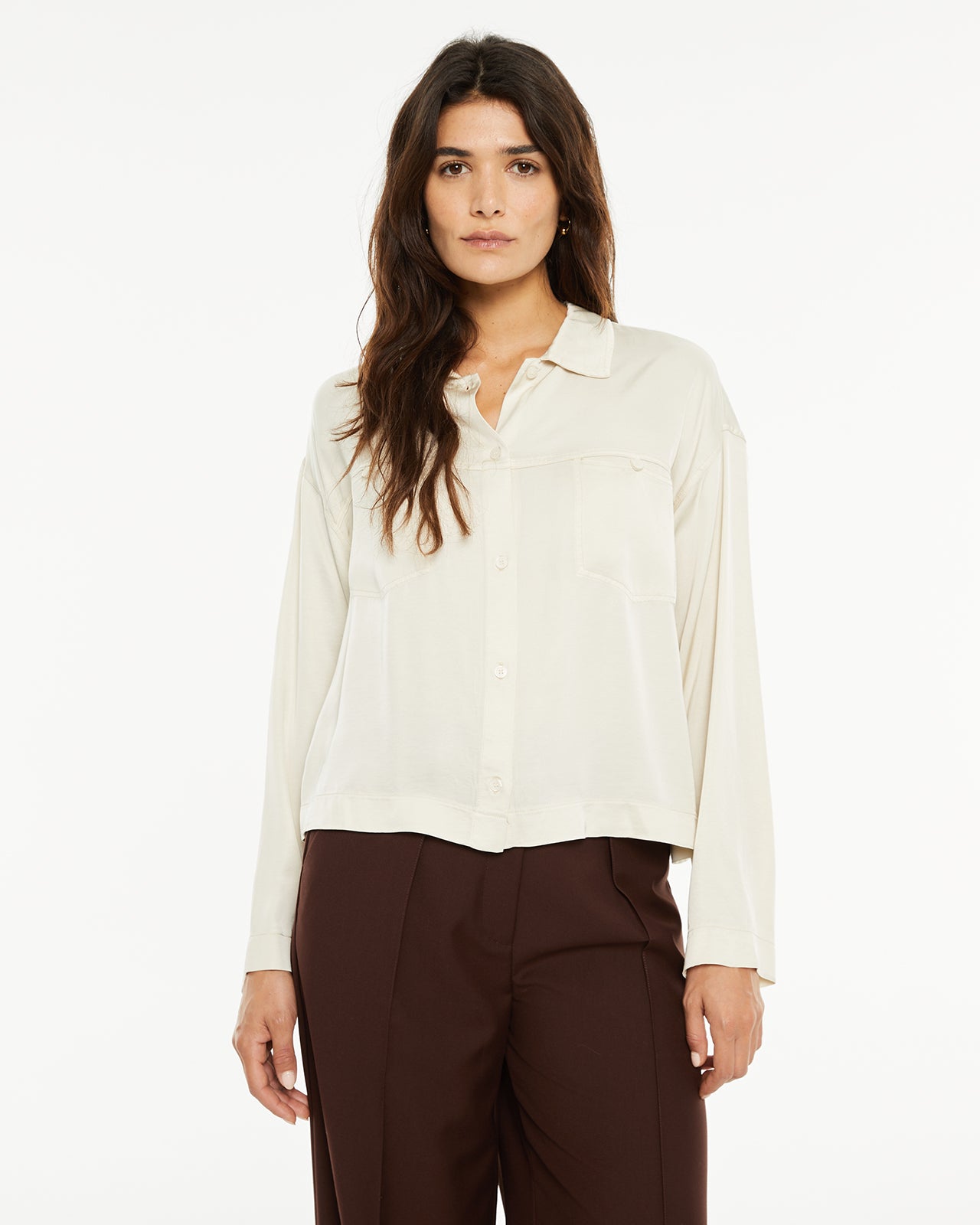 Camisa con bolsillos delanteros