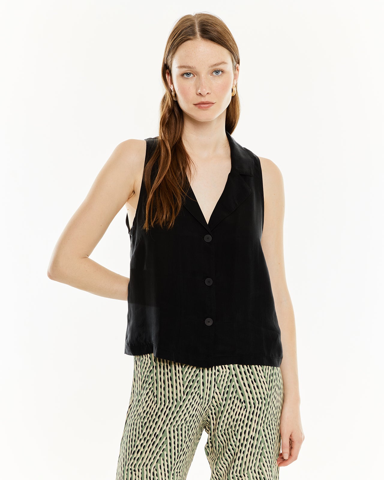 Chaleco de cupro con cuello solapa