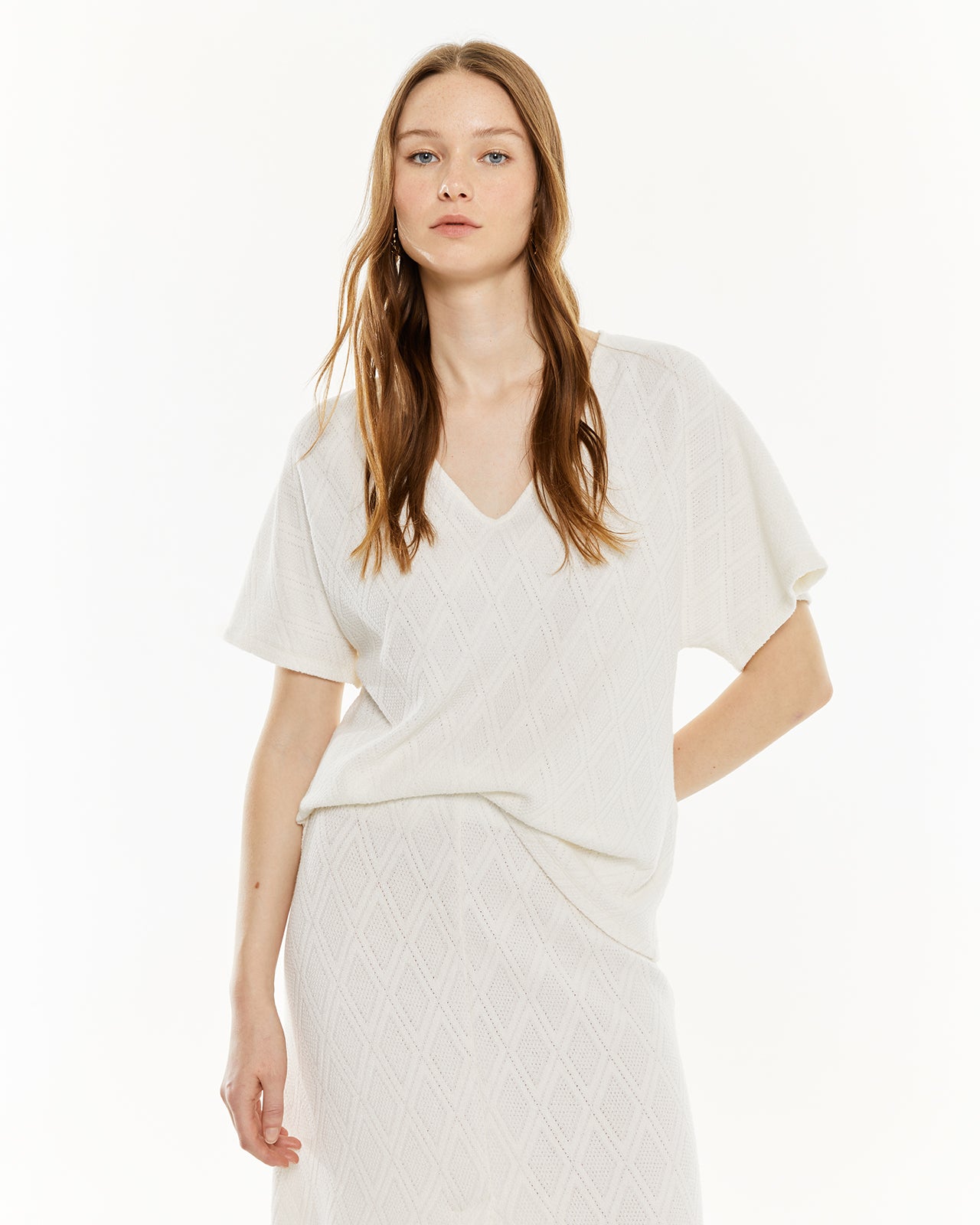 Camiseta escote "V" manga ancha.