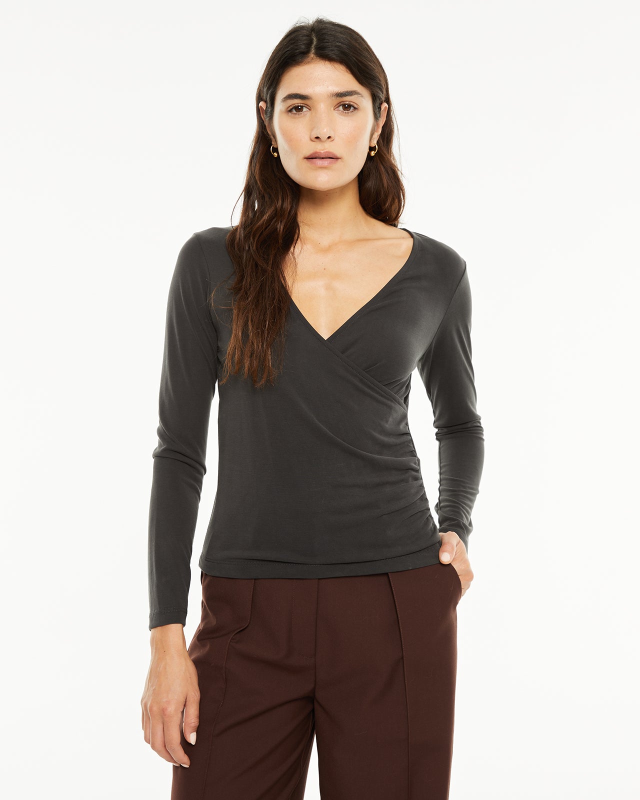 Camiseta cruzada con frunce lateral