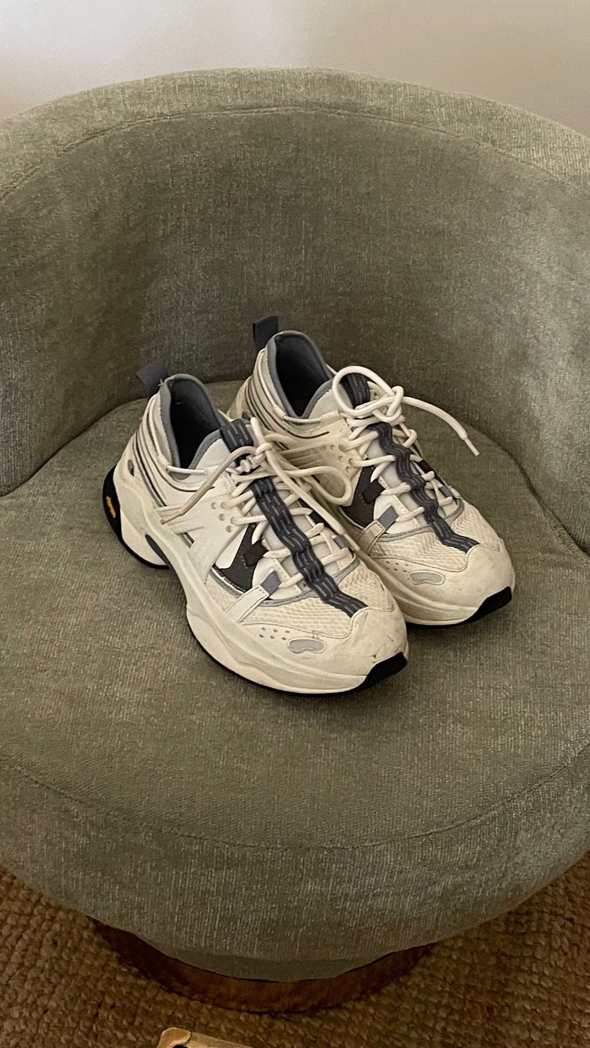 OYSHO. Zapatillas blancas T.38