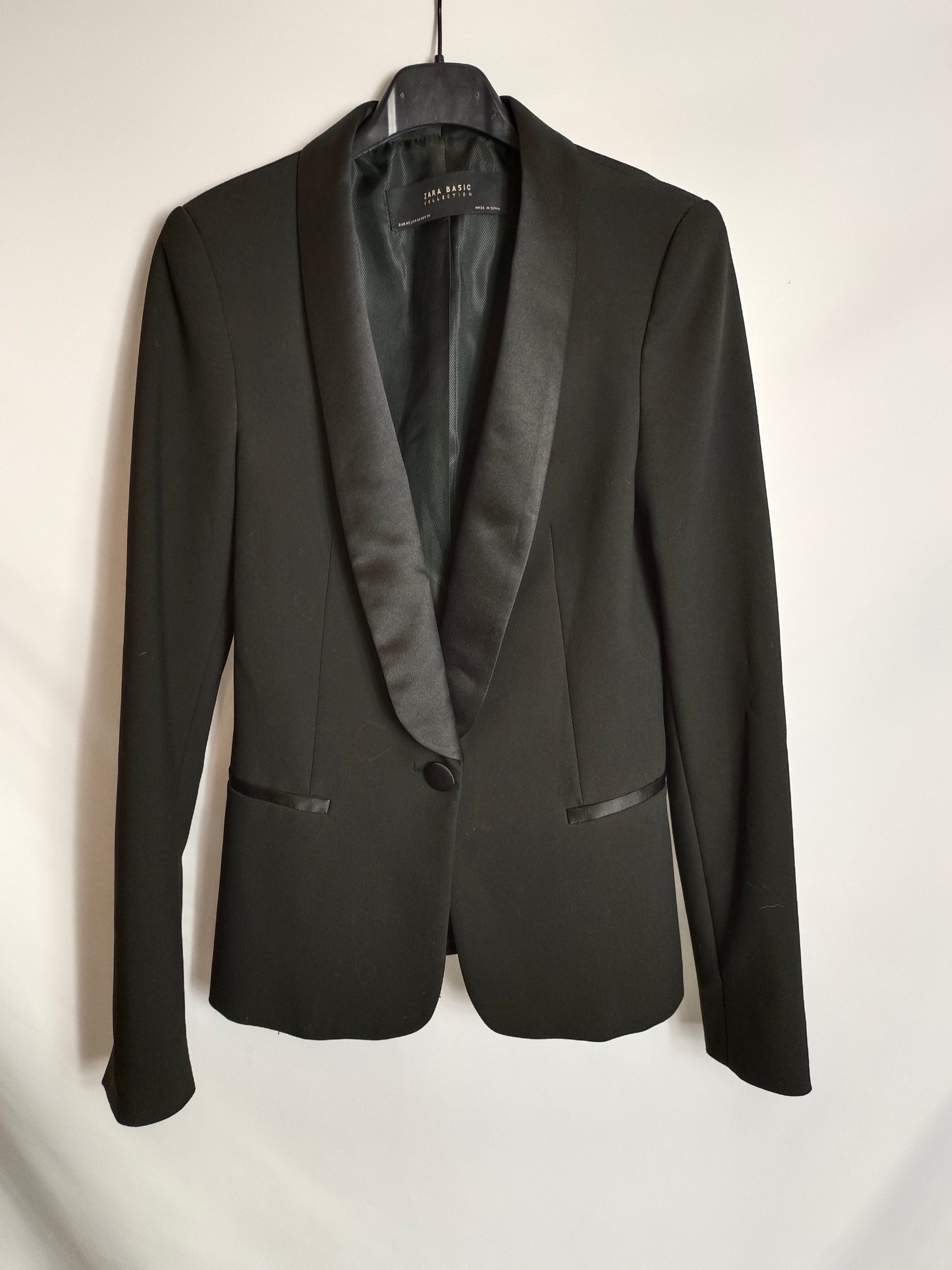 ZARA. Blazer negra detalles raso T.xs