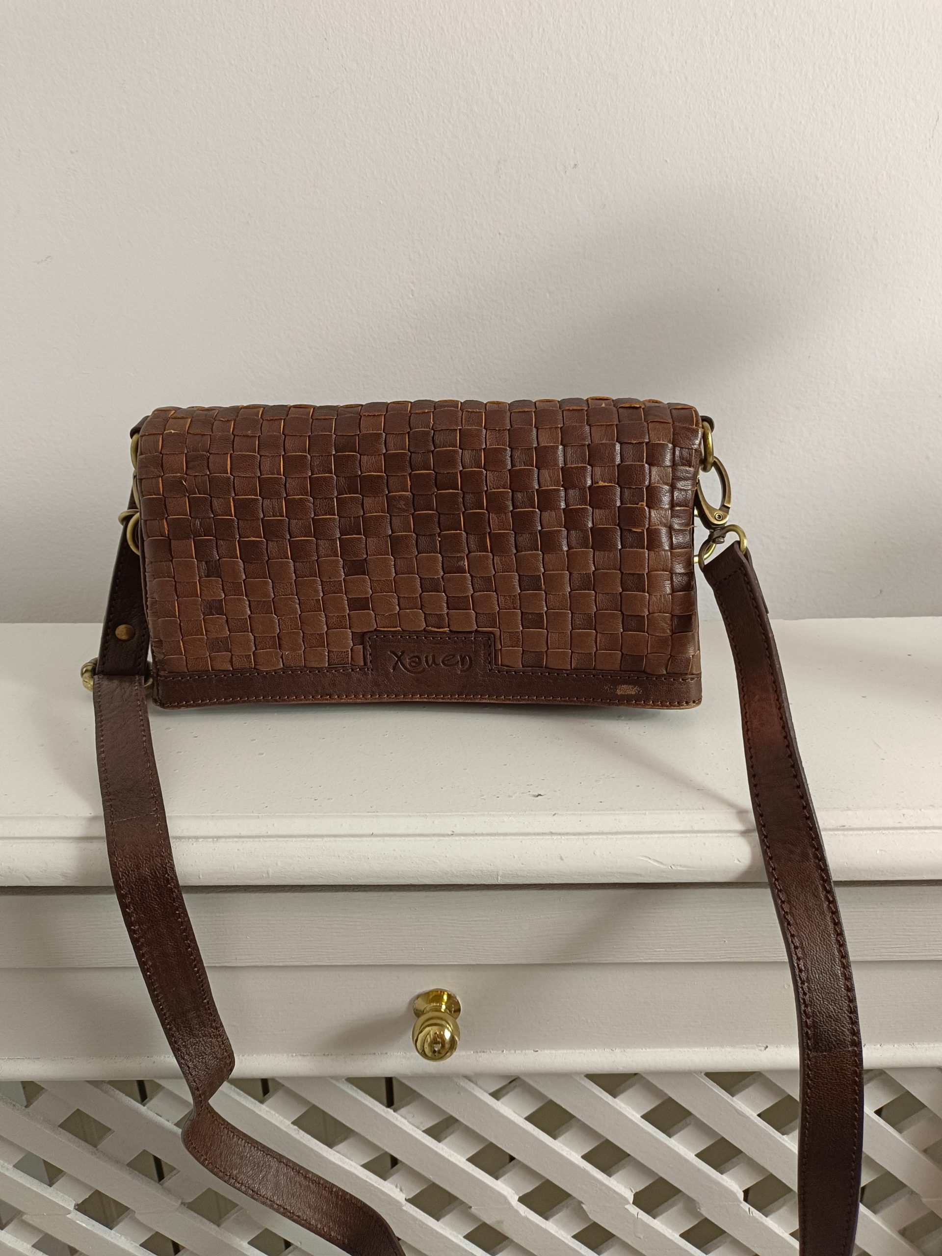 XANEN. Bolso trenzado marrón