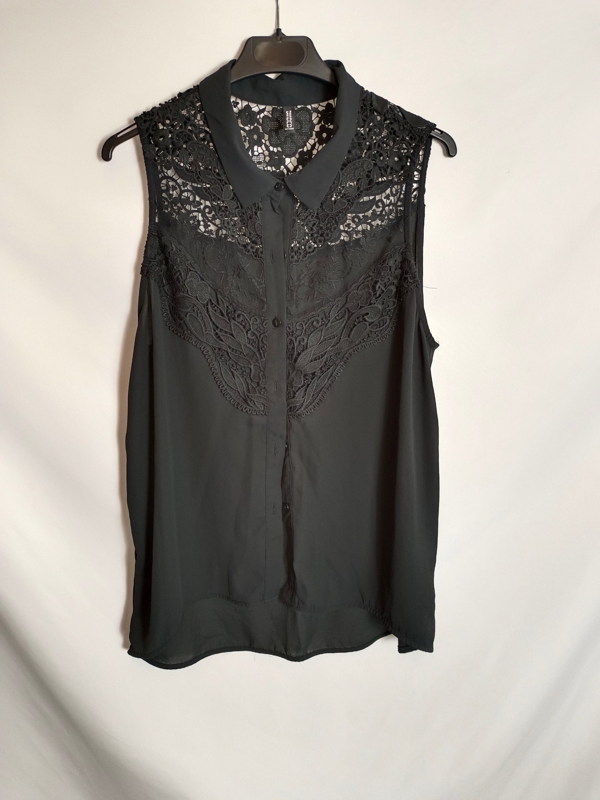 H&M. Blusa negra escote encaje TU(l)