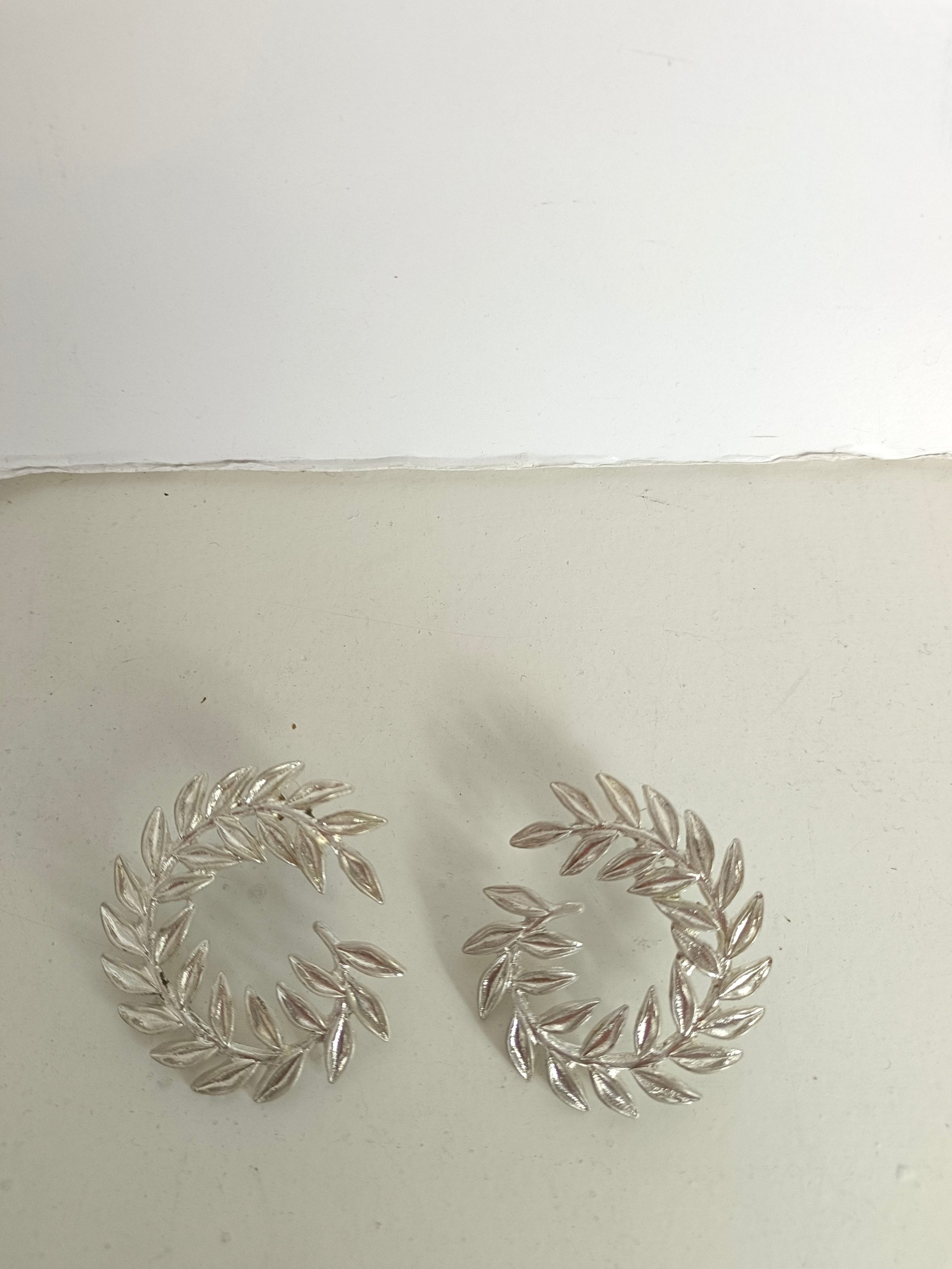 OTRAS. Pendientes corona laurel