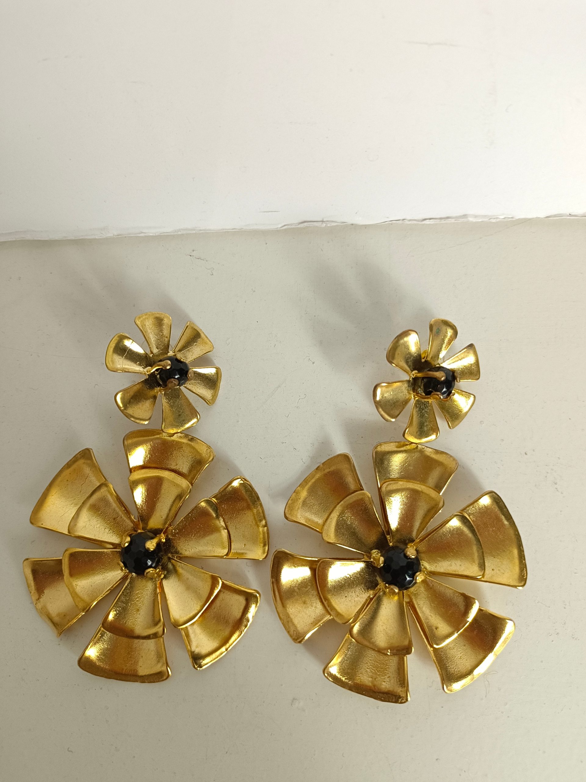 OTRAS. Pendientes dorados flor