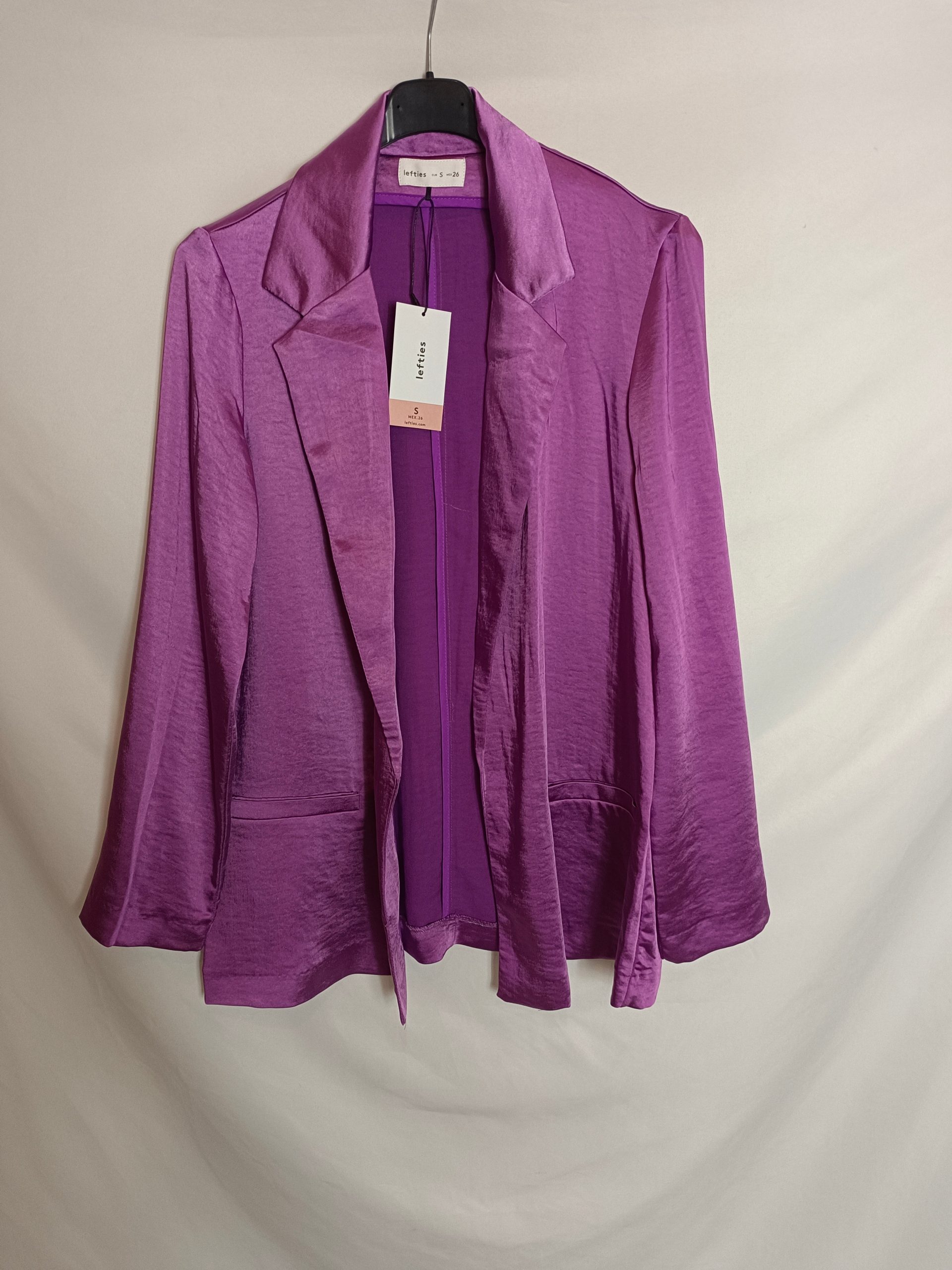 LEFTIES. Blazer morada satinada T.s