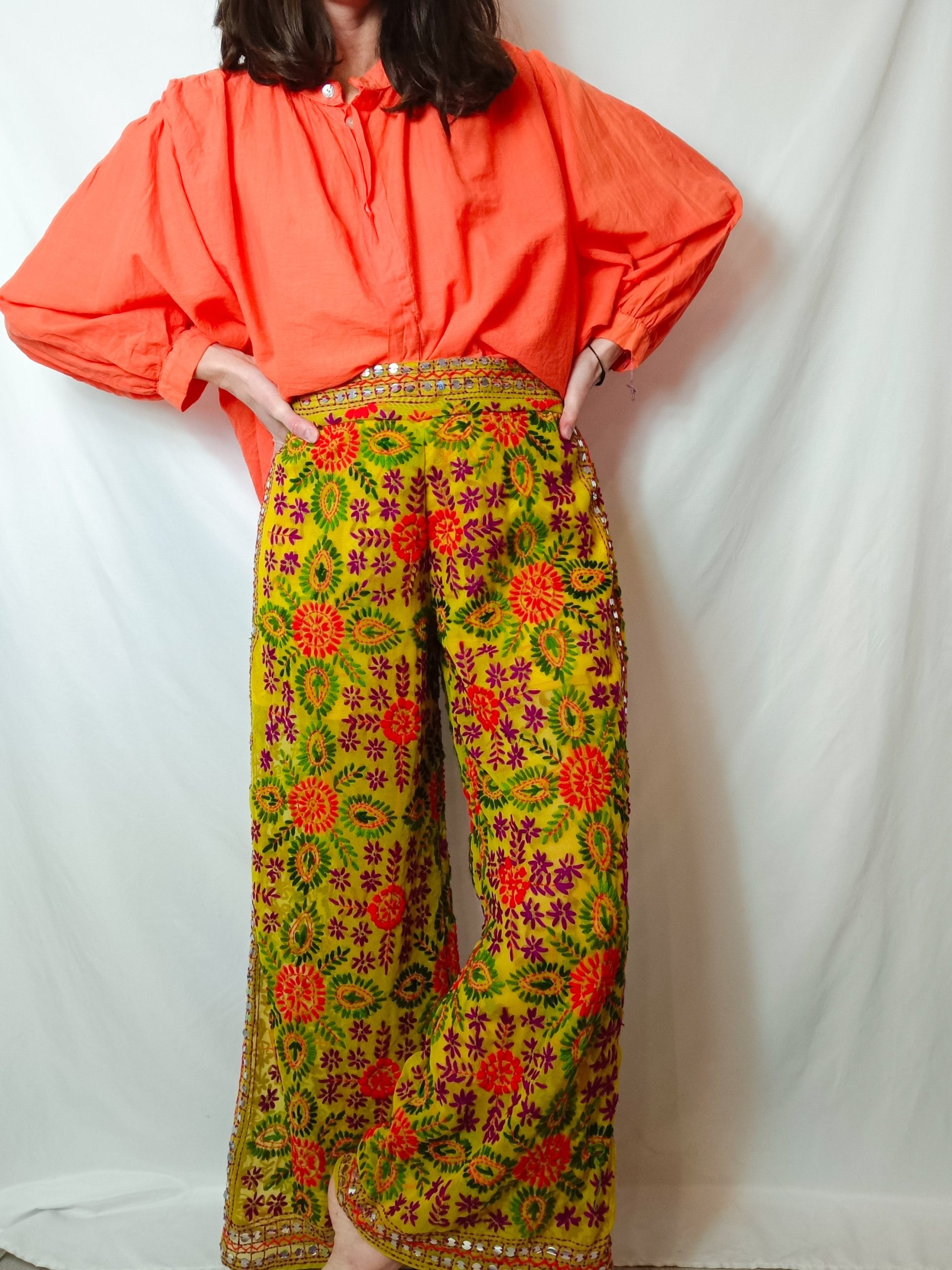 BASYCO. Pantalón texturas y pedrería colores. T U (M)