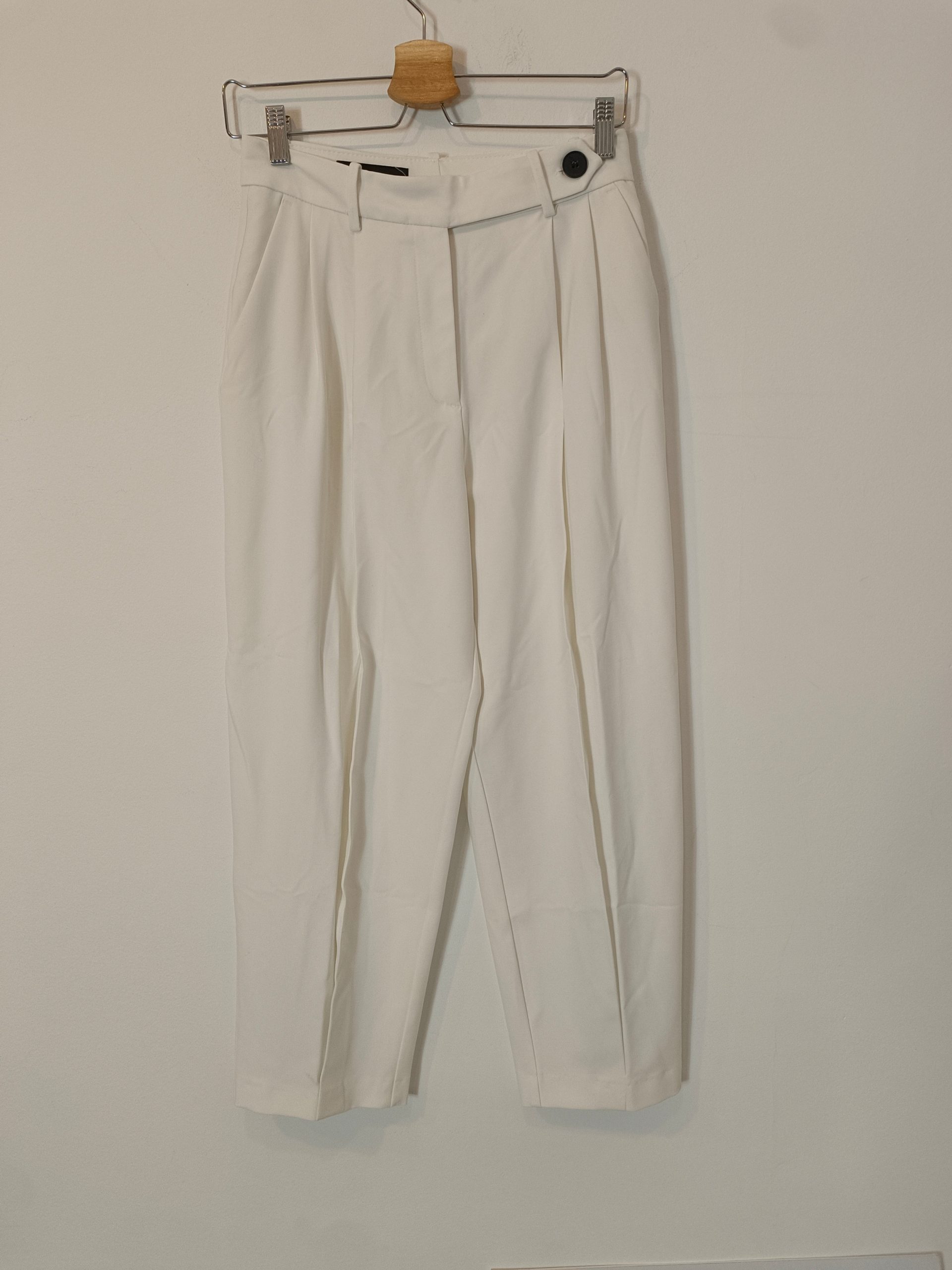 ZARA. Pantalón blanco pinzas T.34