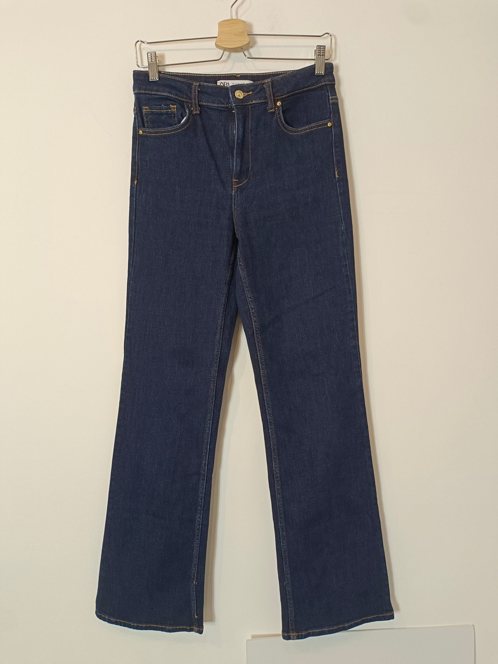 ZARA. Pantalón denim oscuro T.40