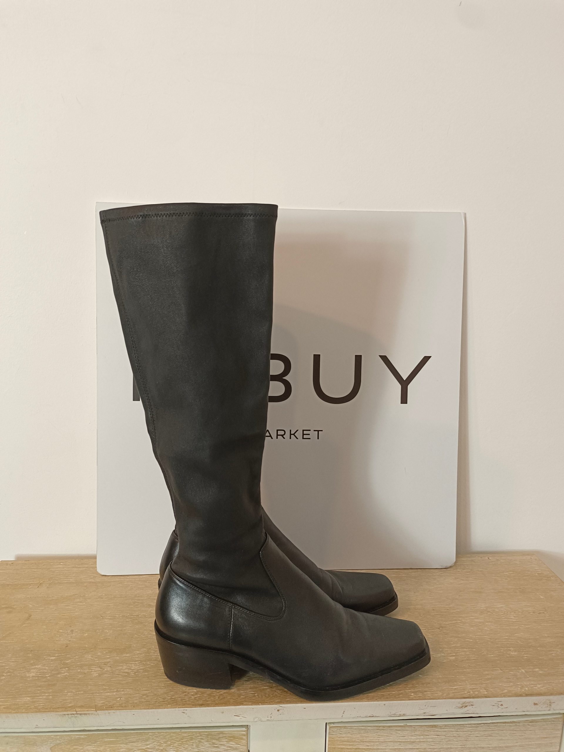 MASSIMO DUTTI. Botas negras de piel T.40