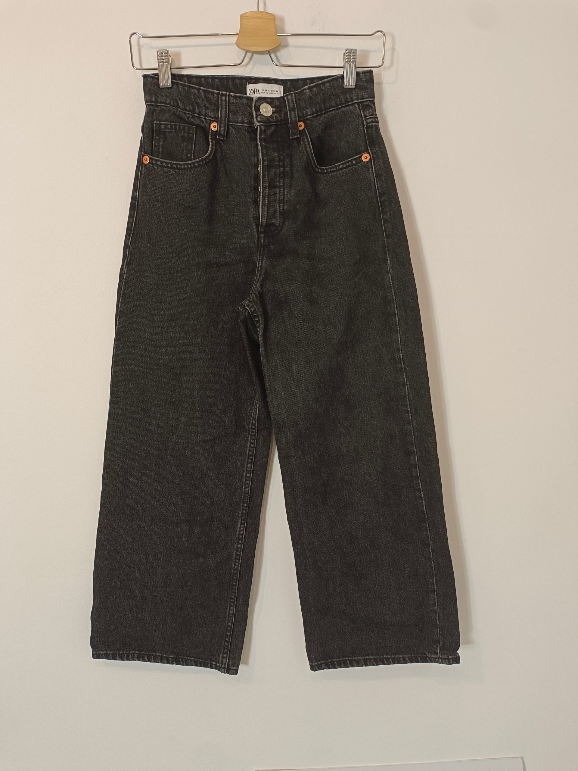 ZARA. Pantalón negro culotte T.34