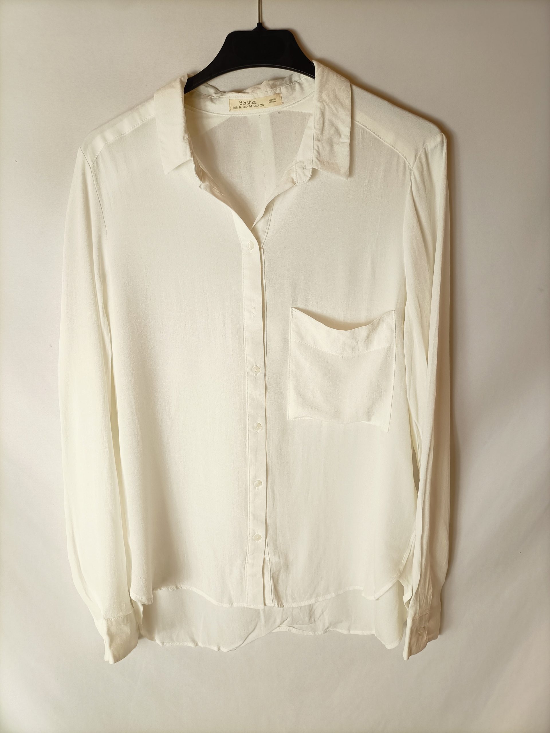 BERSHKA. Blusa beige crudo T.m