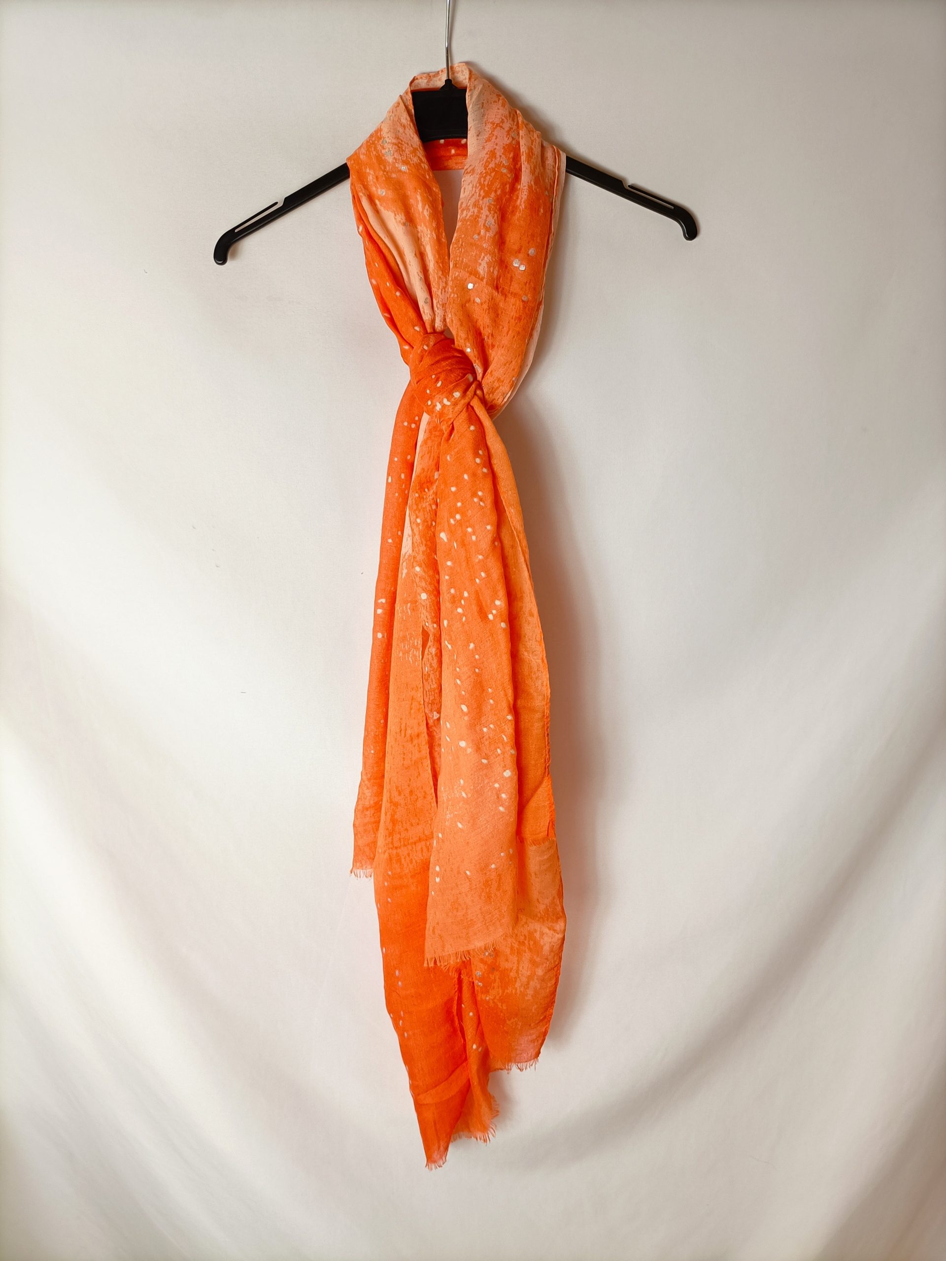 OTRAS. Fular naranja detalles en plateado
