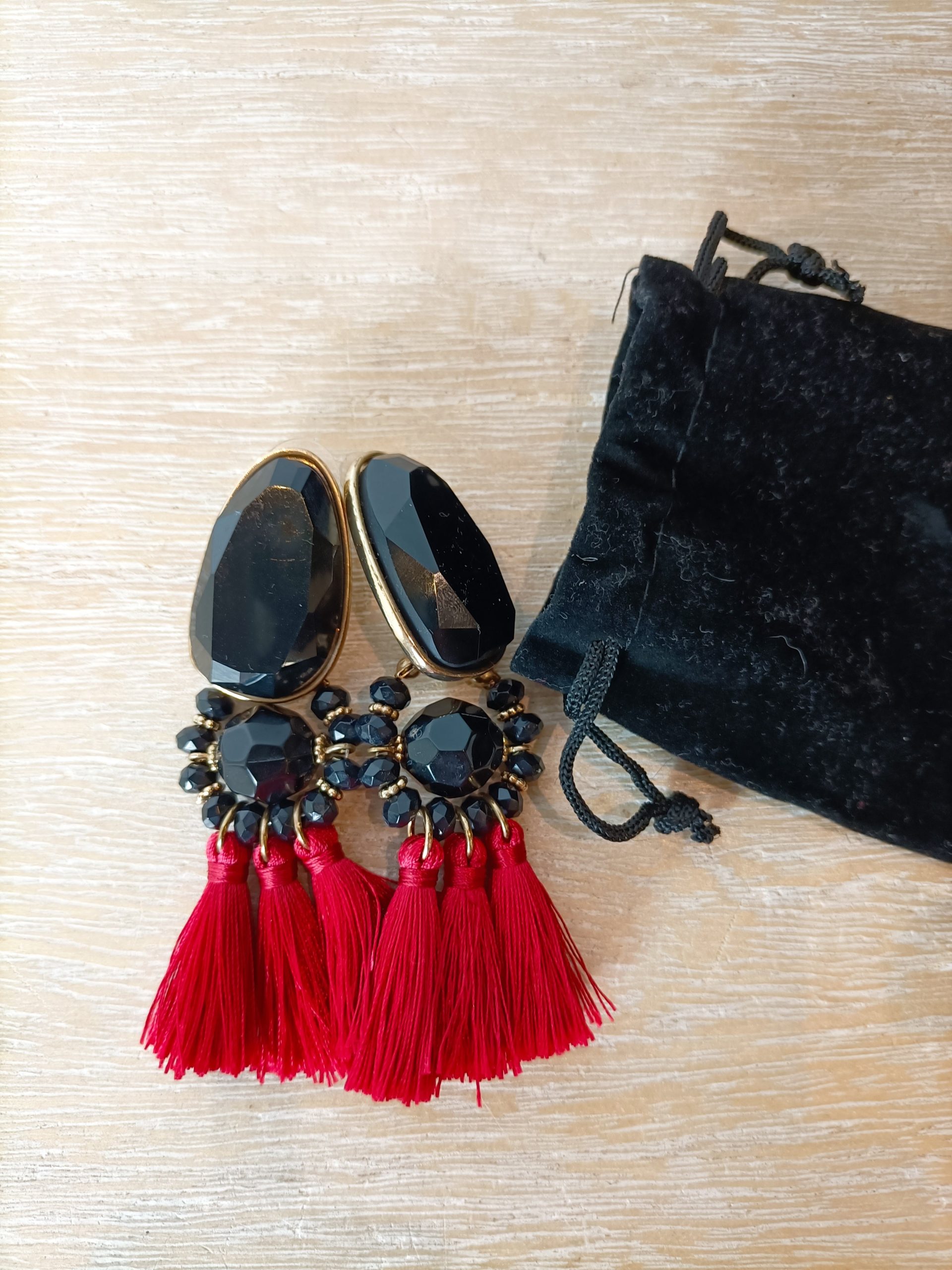 OTRAS.Pendientes negros flecos