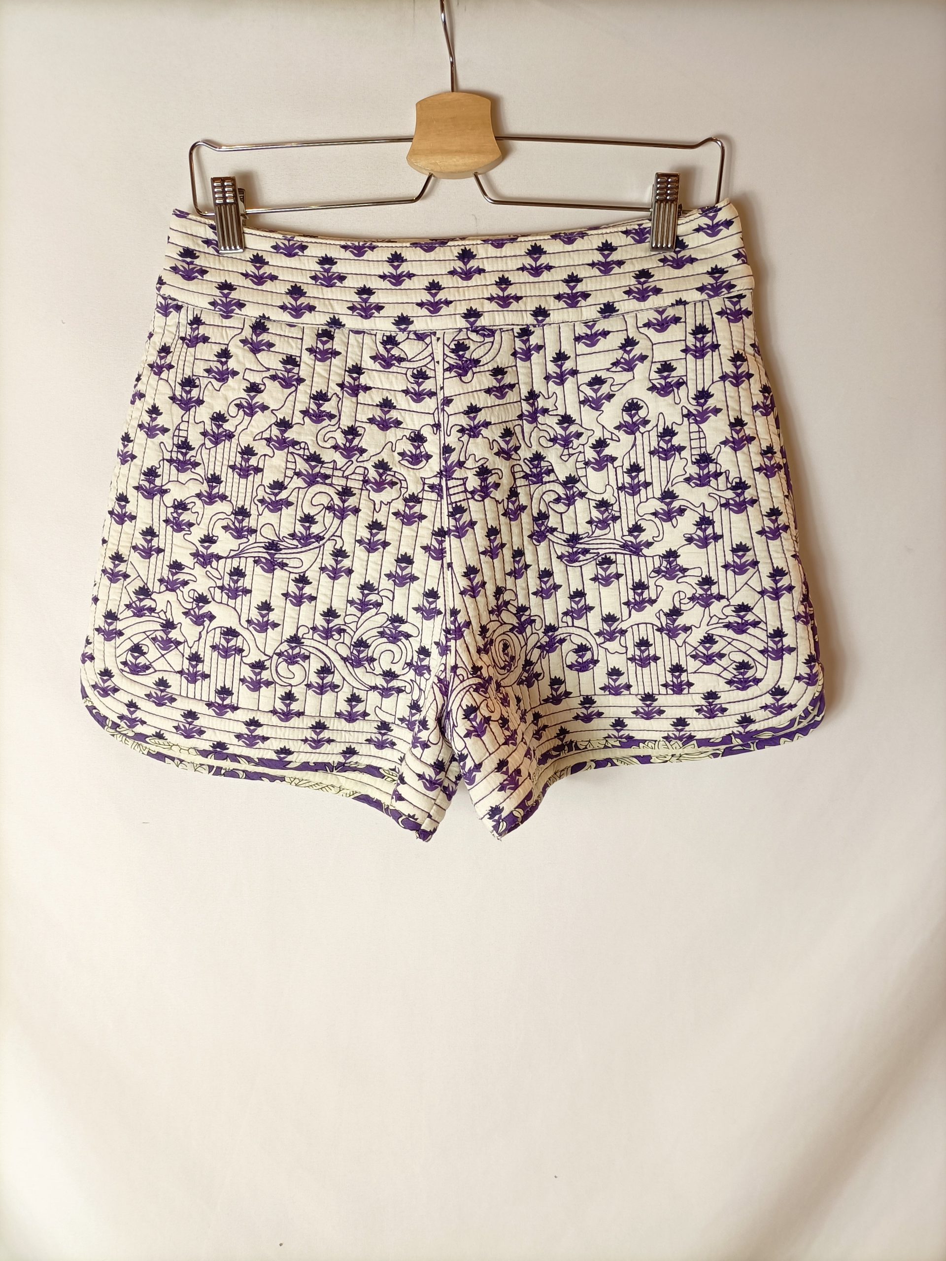 CLAUDIE PIERLOT. Pantalones cortos textura estampado. T 38