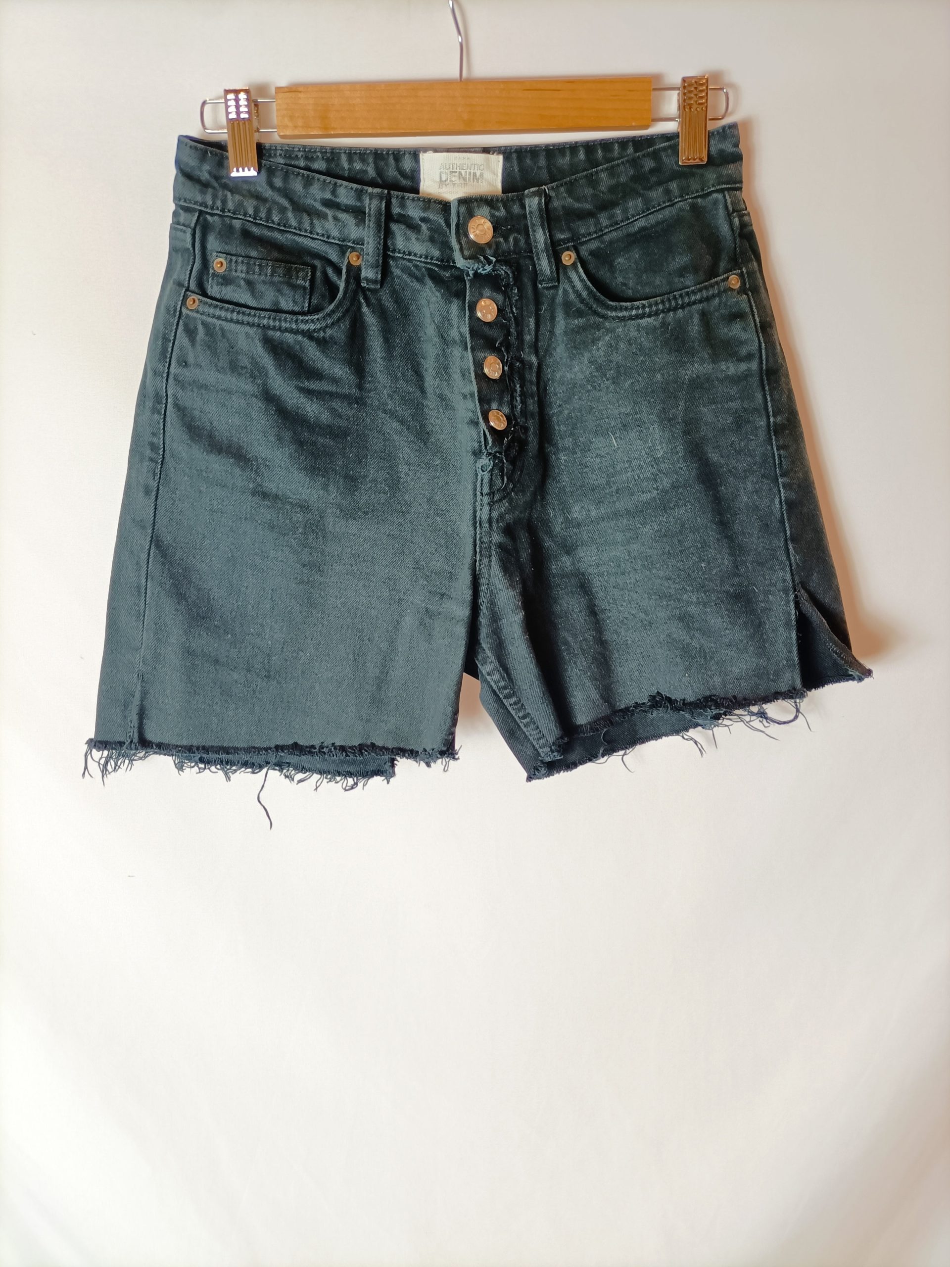 ZARA. Short negro vaquero T.36