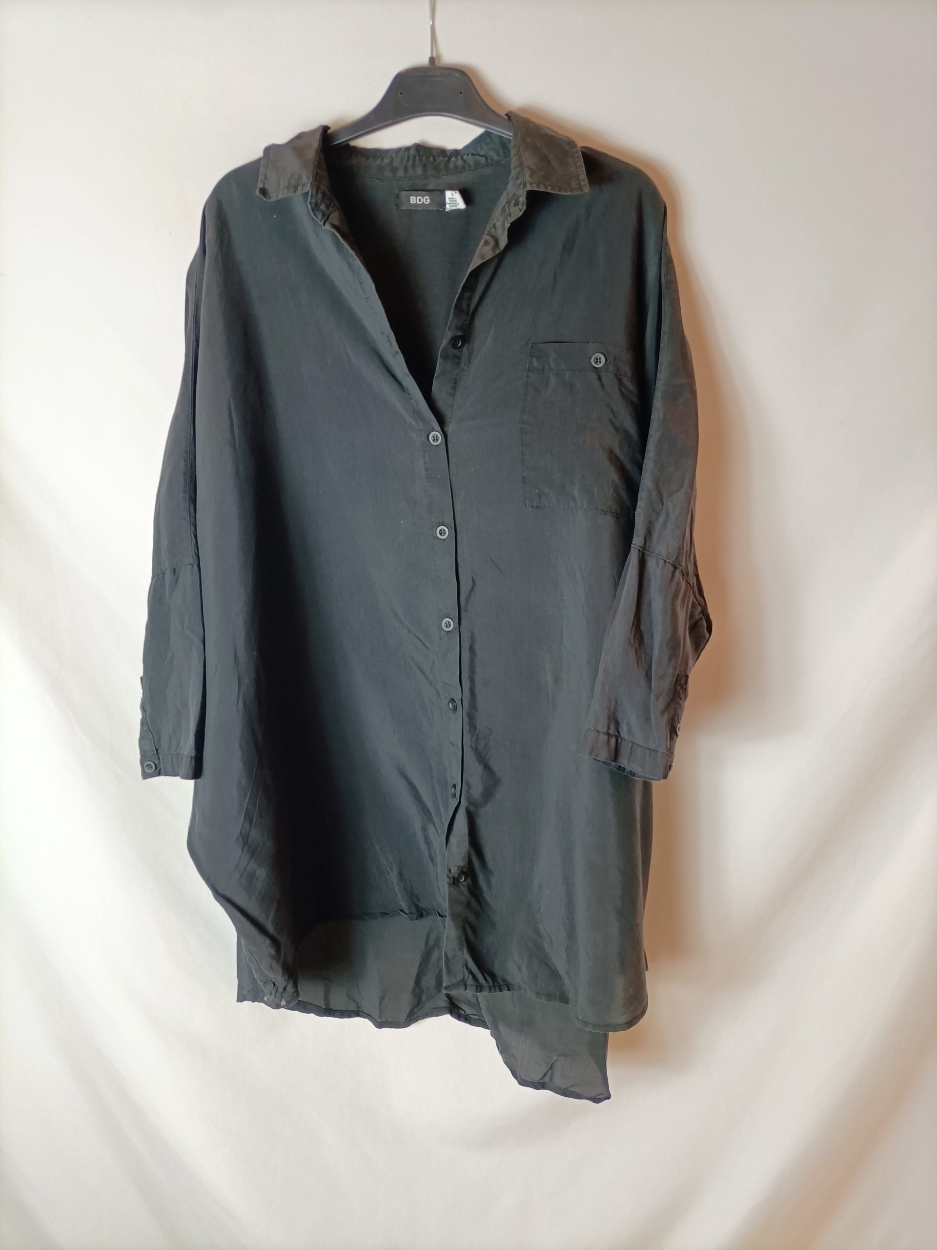 URBAN OUTFITTERS. Vestido camisero oversized T. S