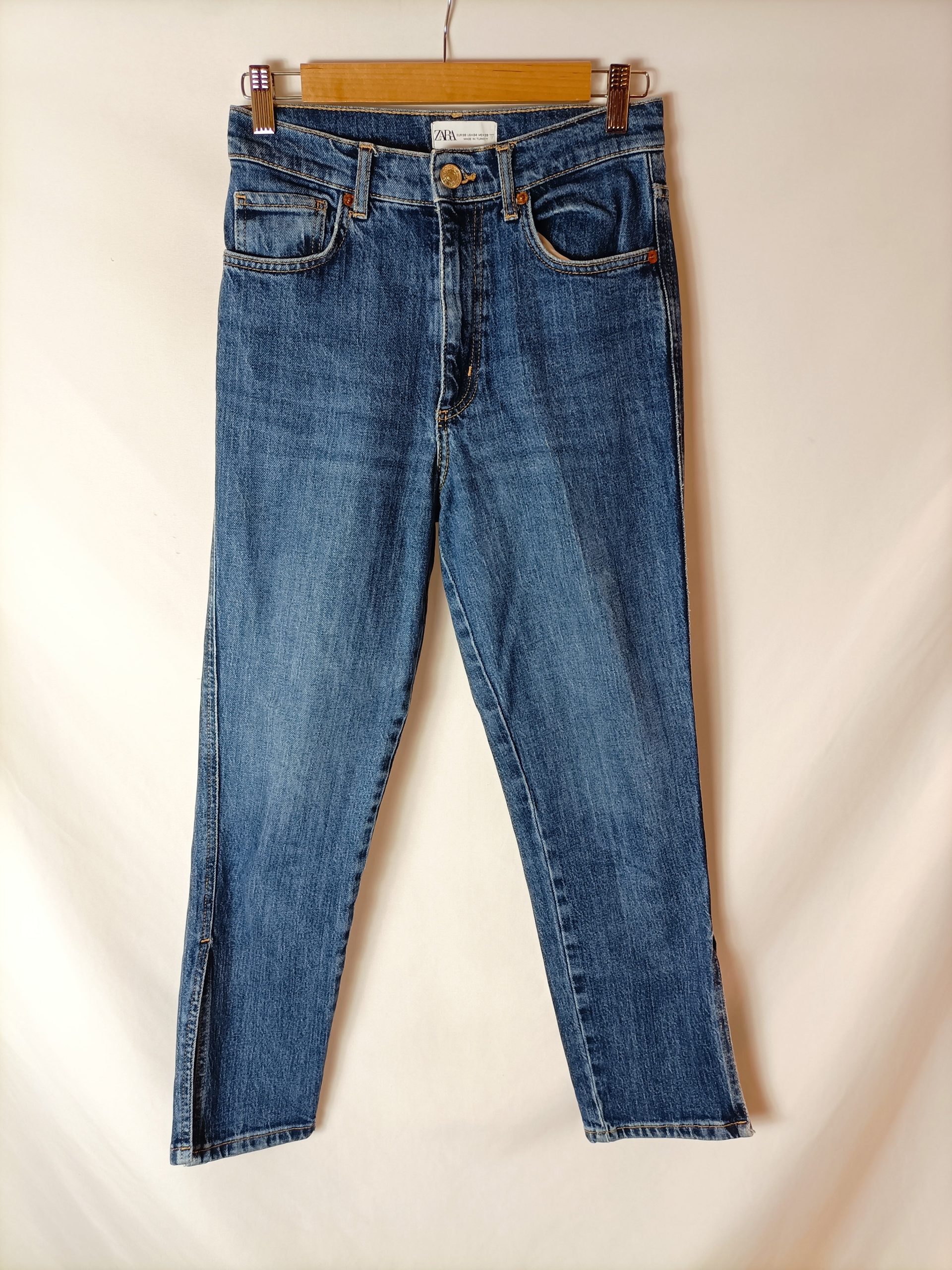 ZARA. Vaqueros azules T.36