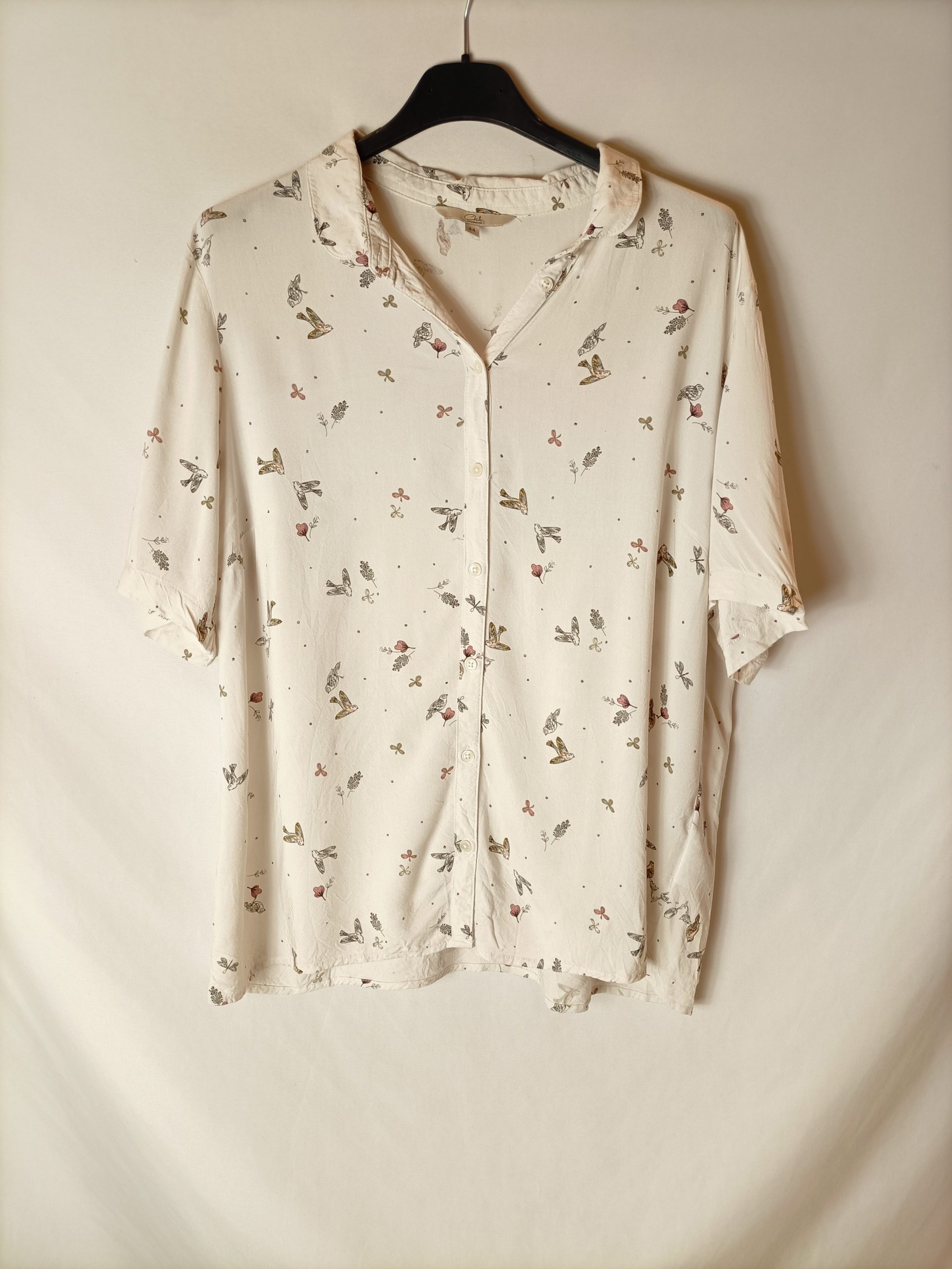 C&A. Blusa beige estampado T.44