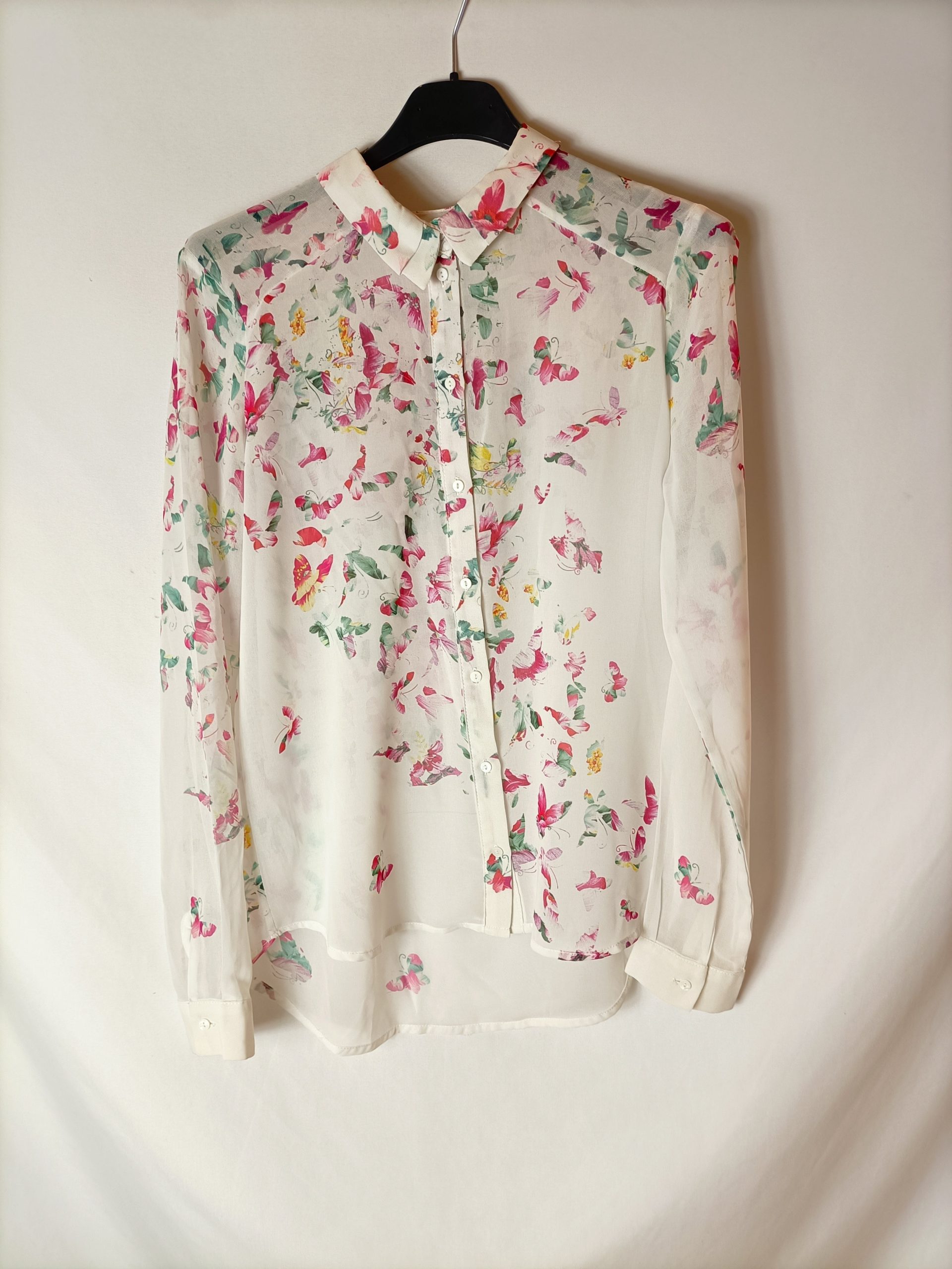 BERSHKA. Blusa blanca semitransparente flores. T S