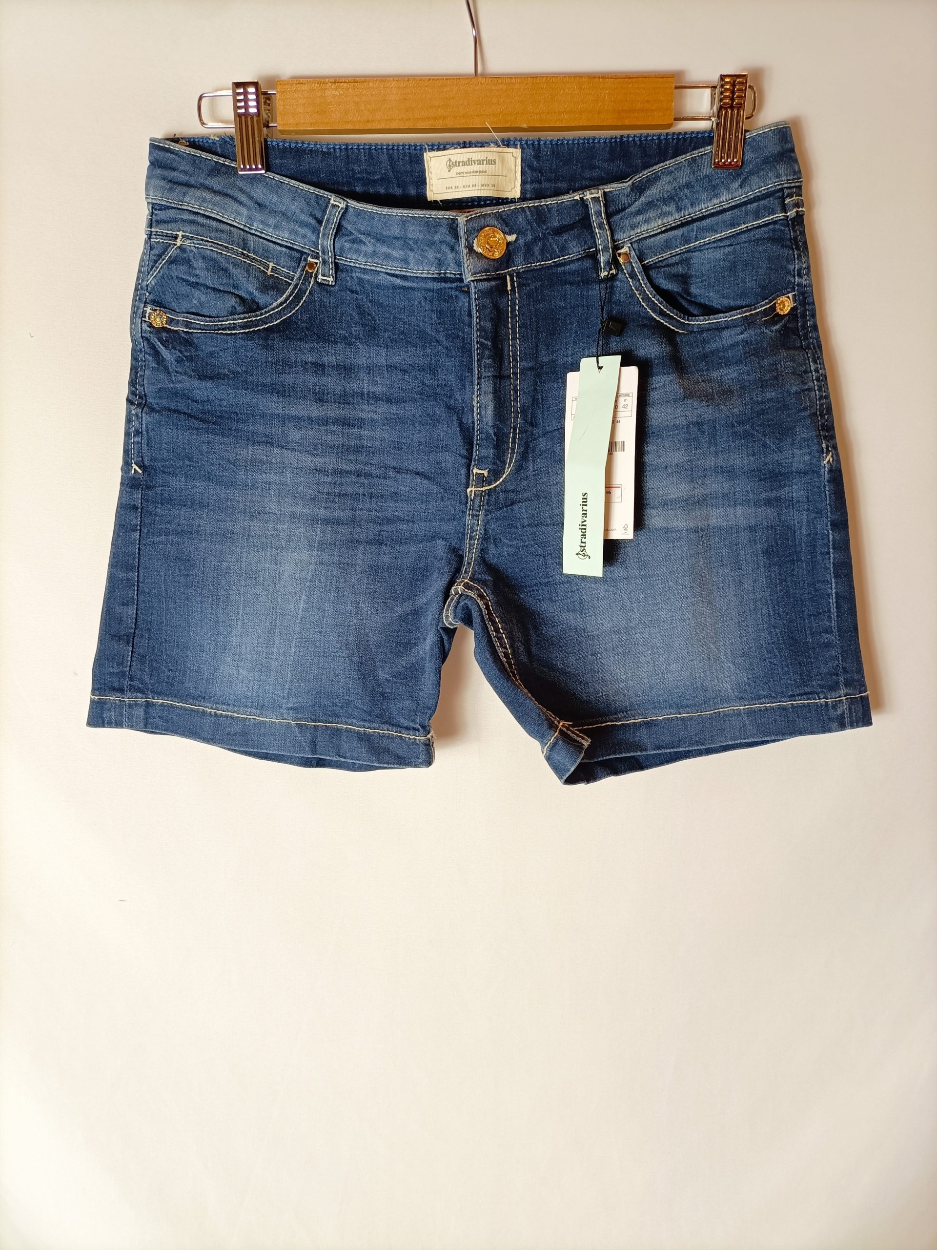 STRADIVARIUS. Shorts denim oscuro T.38