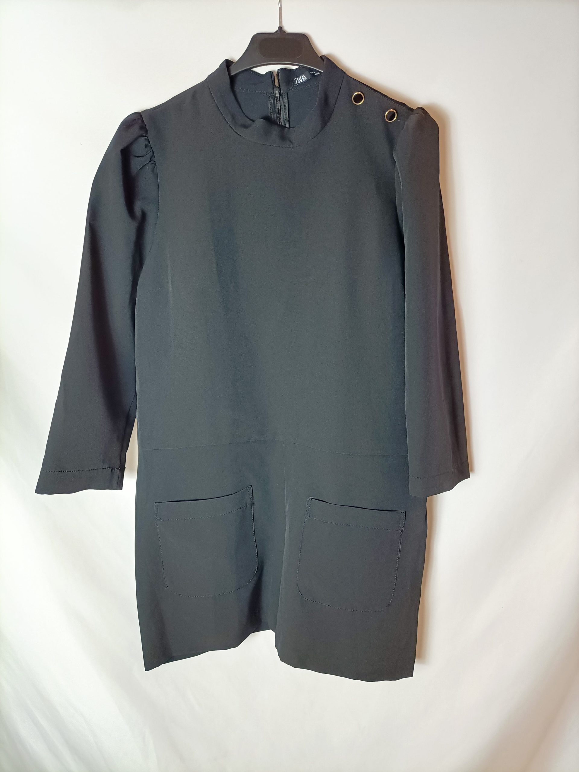 ZARA. Mono negro corto hombreras. T L