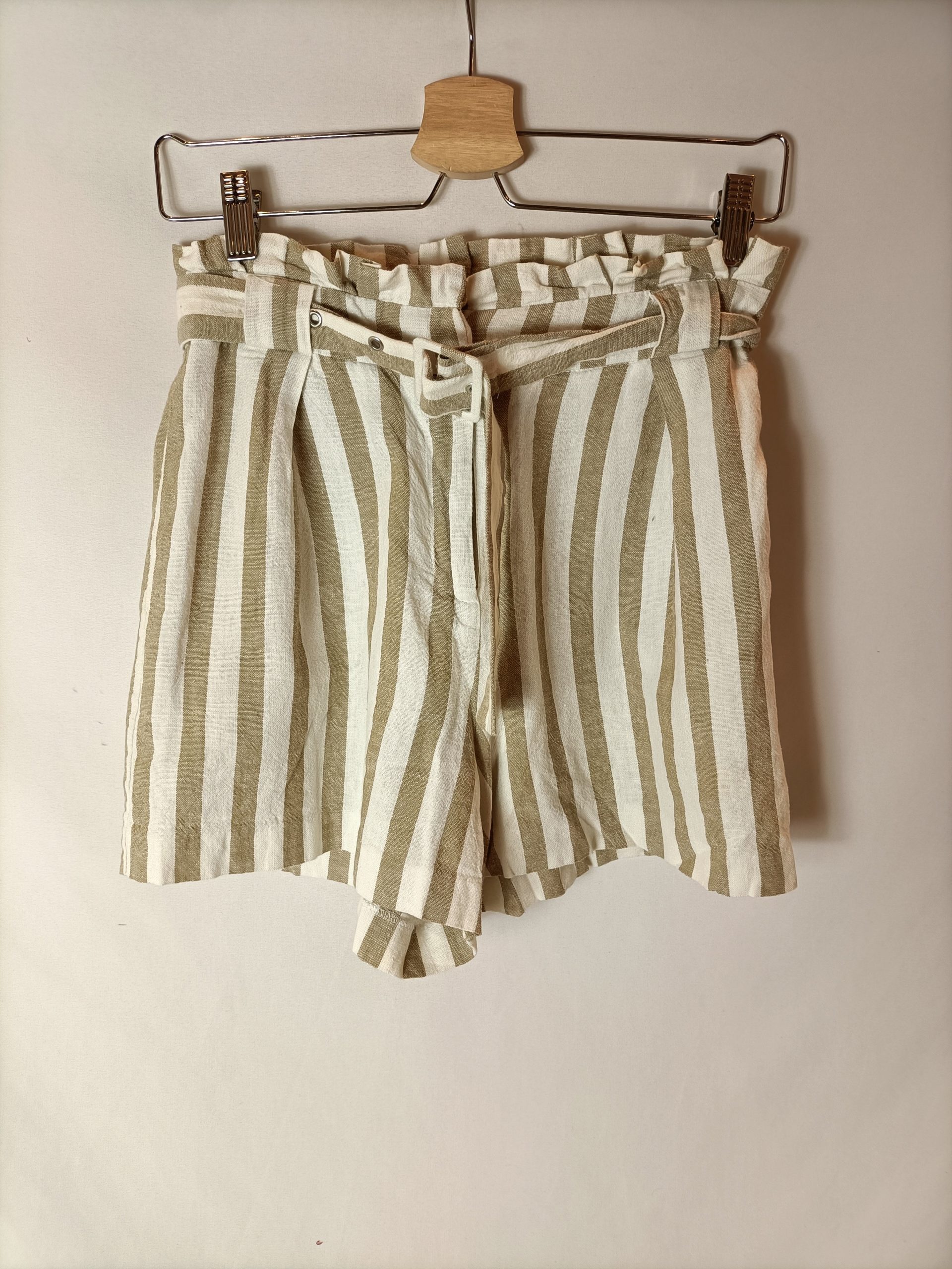 STRADIVARIUS. Pantalón corto rayas T.36