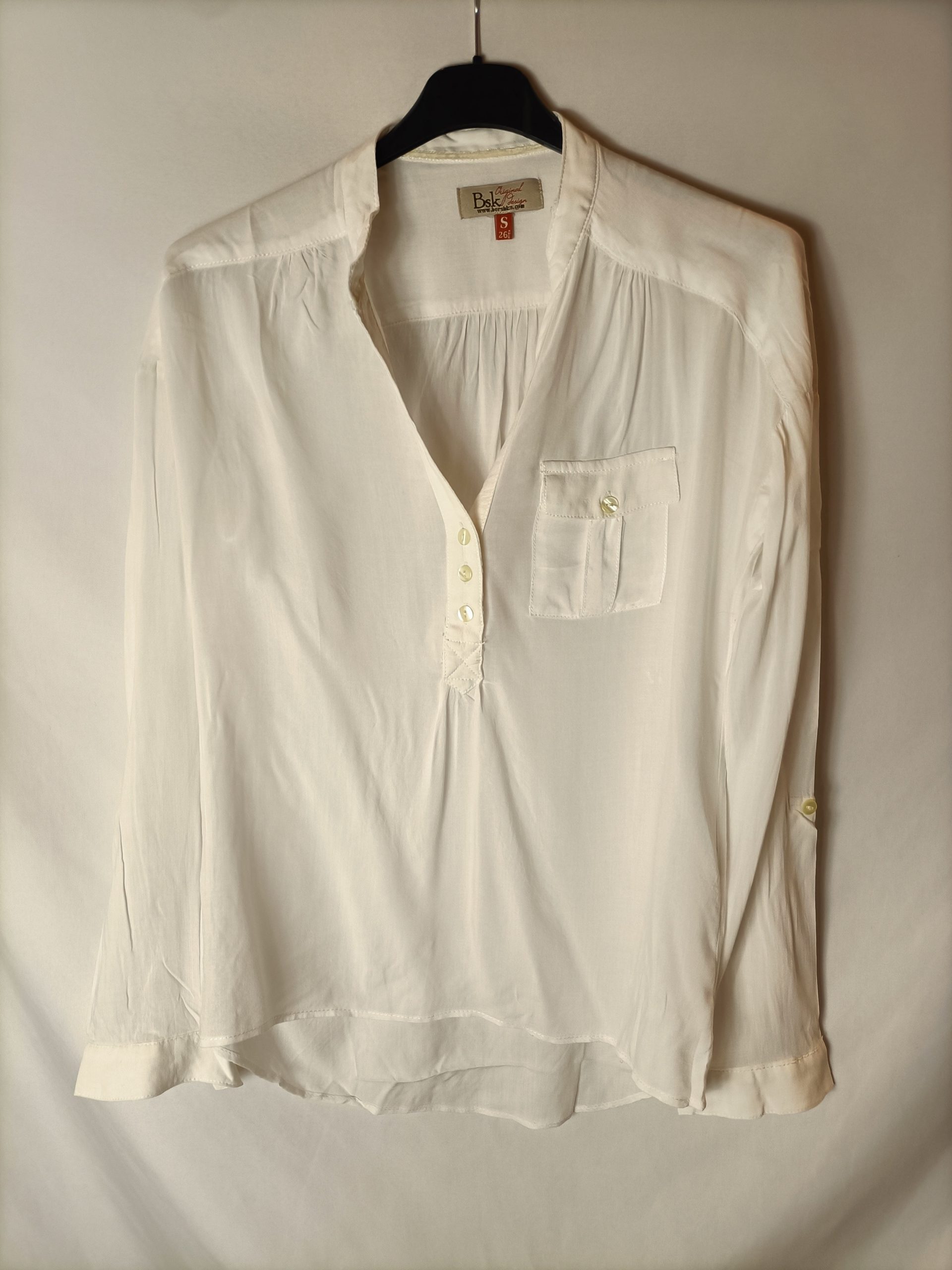 BERSHKA. Blusa blanca cuello mao. T S