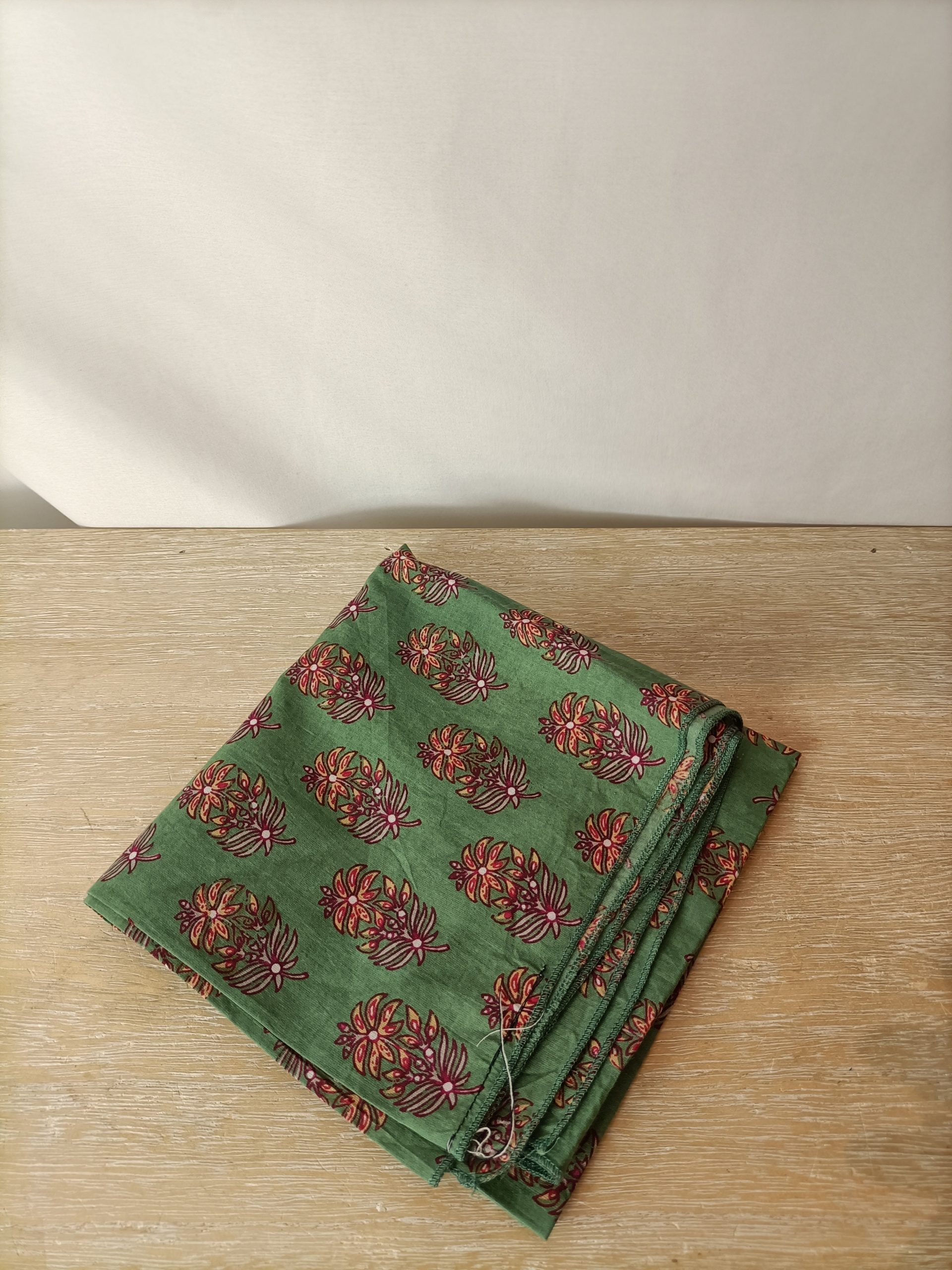 BUGANVILIA. pañuelo verde flores burdeos