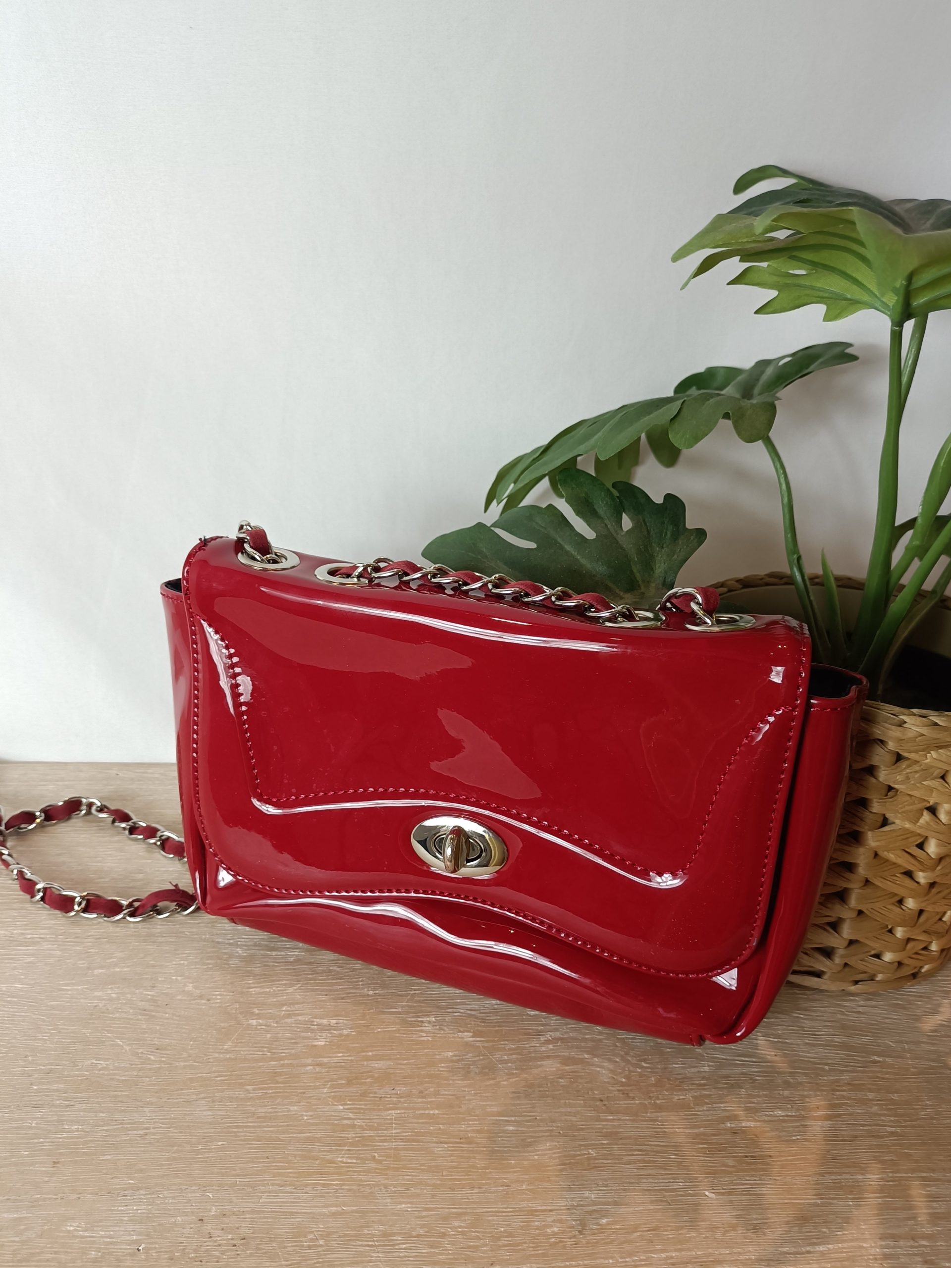 BLANCO. Bolso charol rojo (tara)
