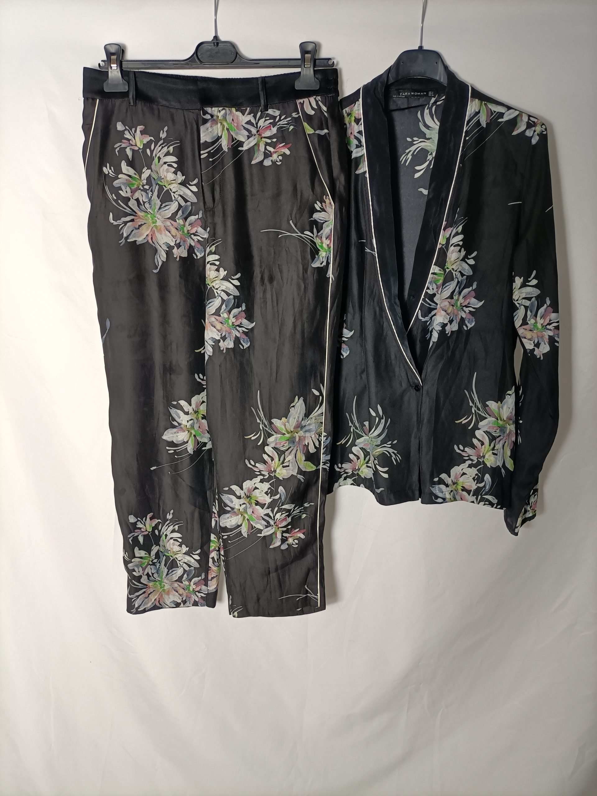 ZARA. Total look pantalón y blusa negro estampado. T S/M