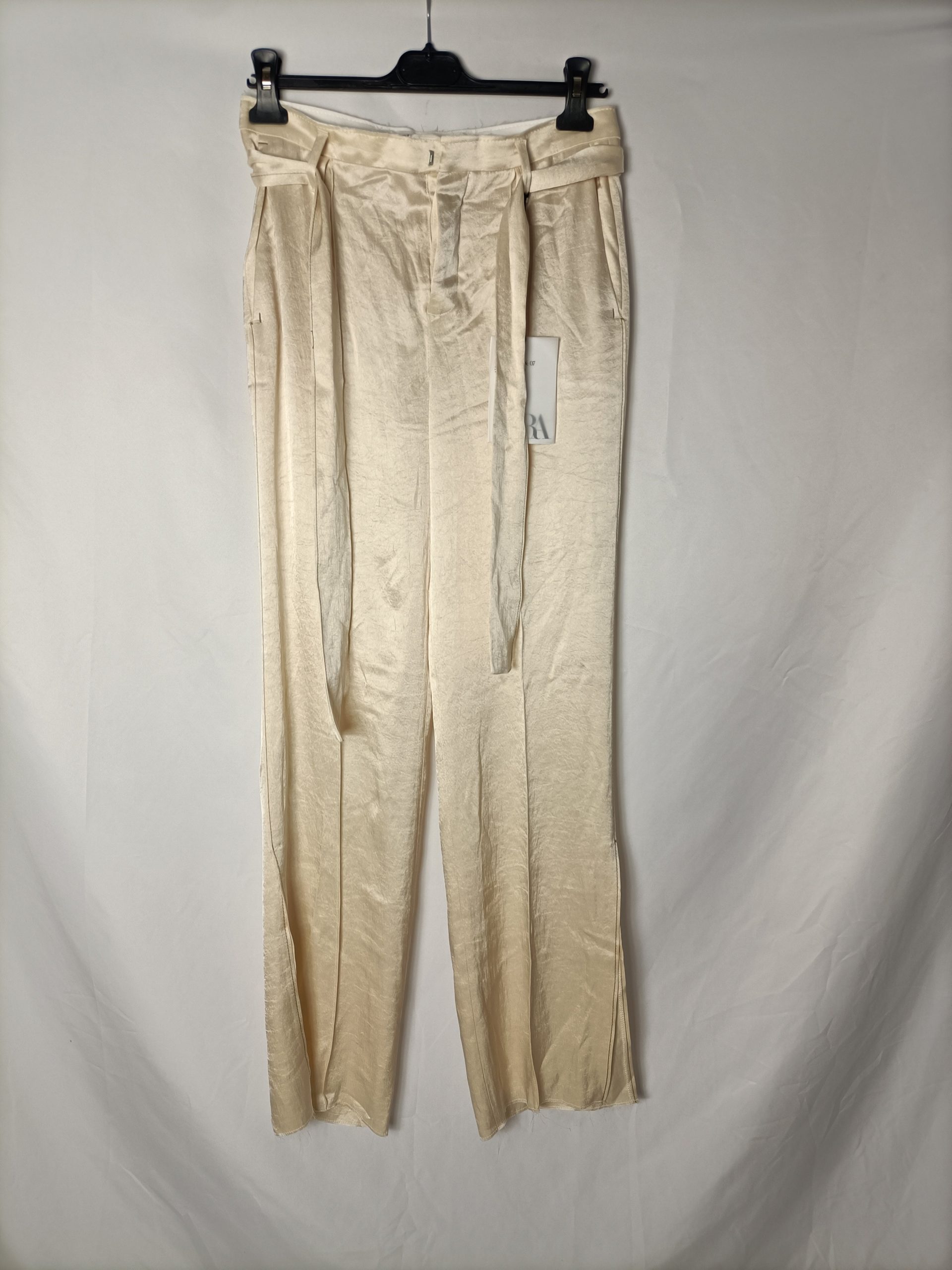 ZARA. Pantalón beige satinado aperturas. T XS
