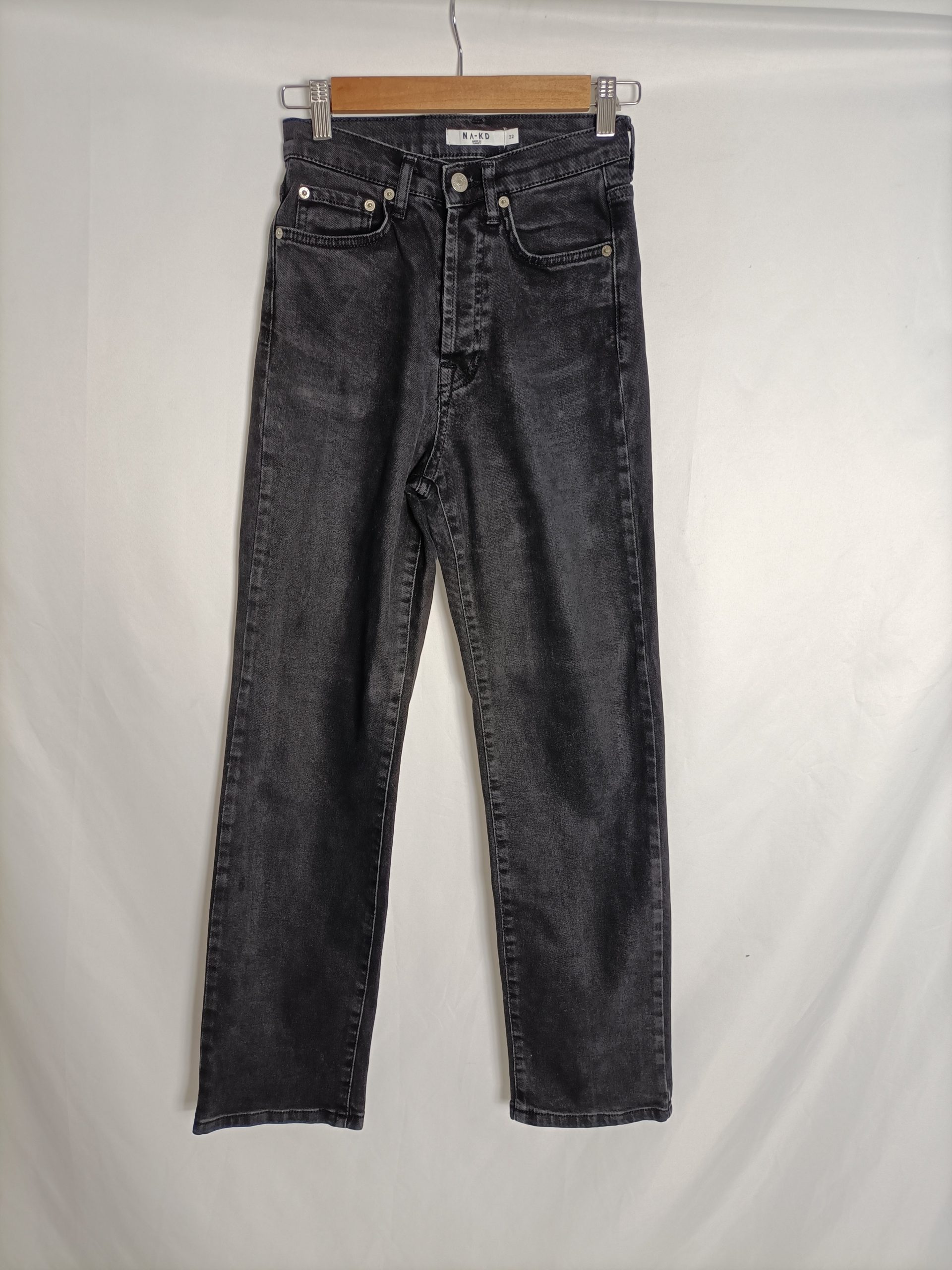 NA-KD. Pantalón negro botones T.32