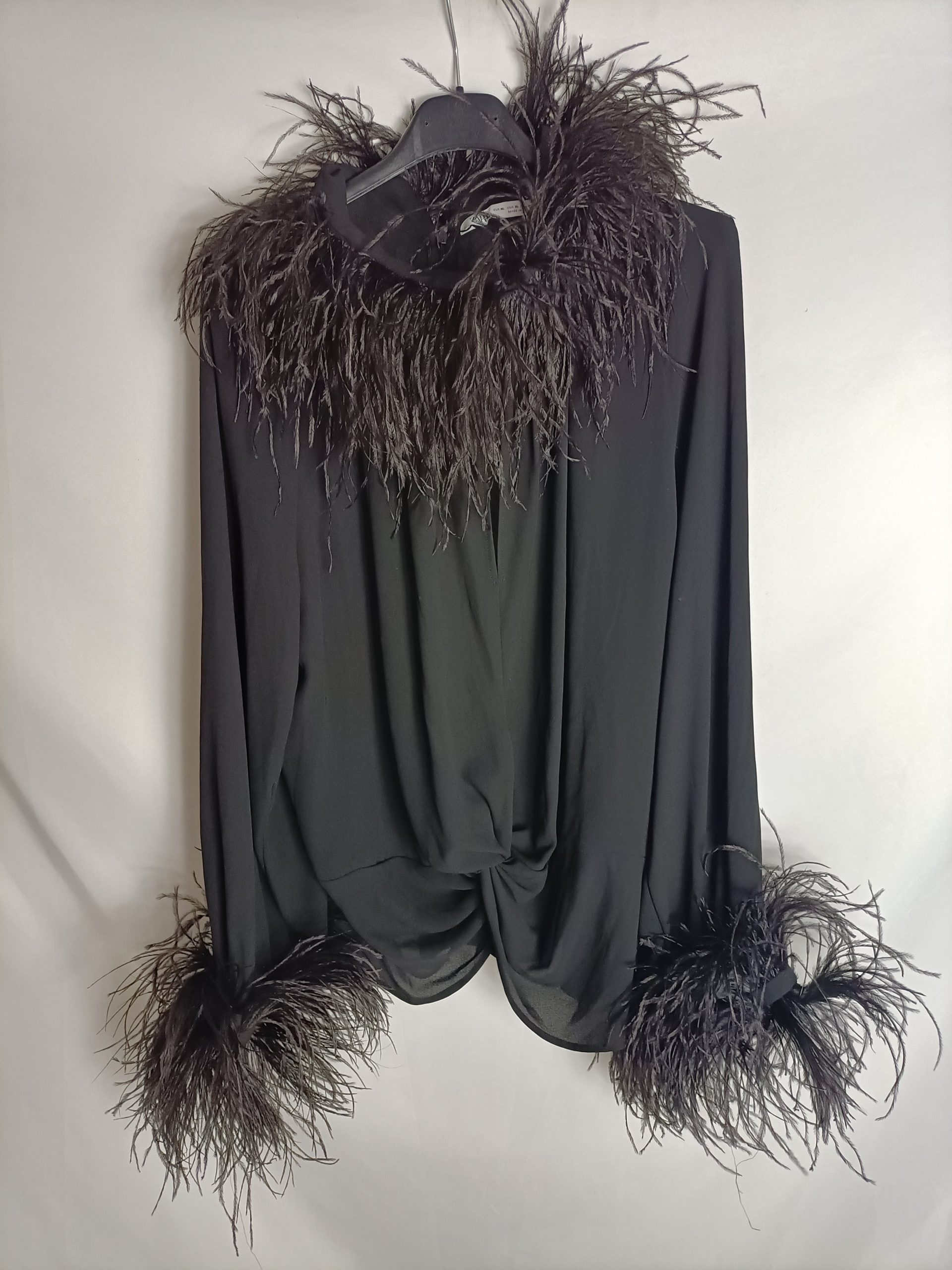 ZARA. Blusa negra plumas T.xl