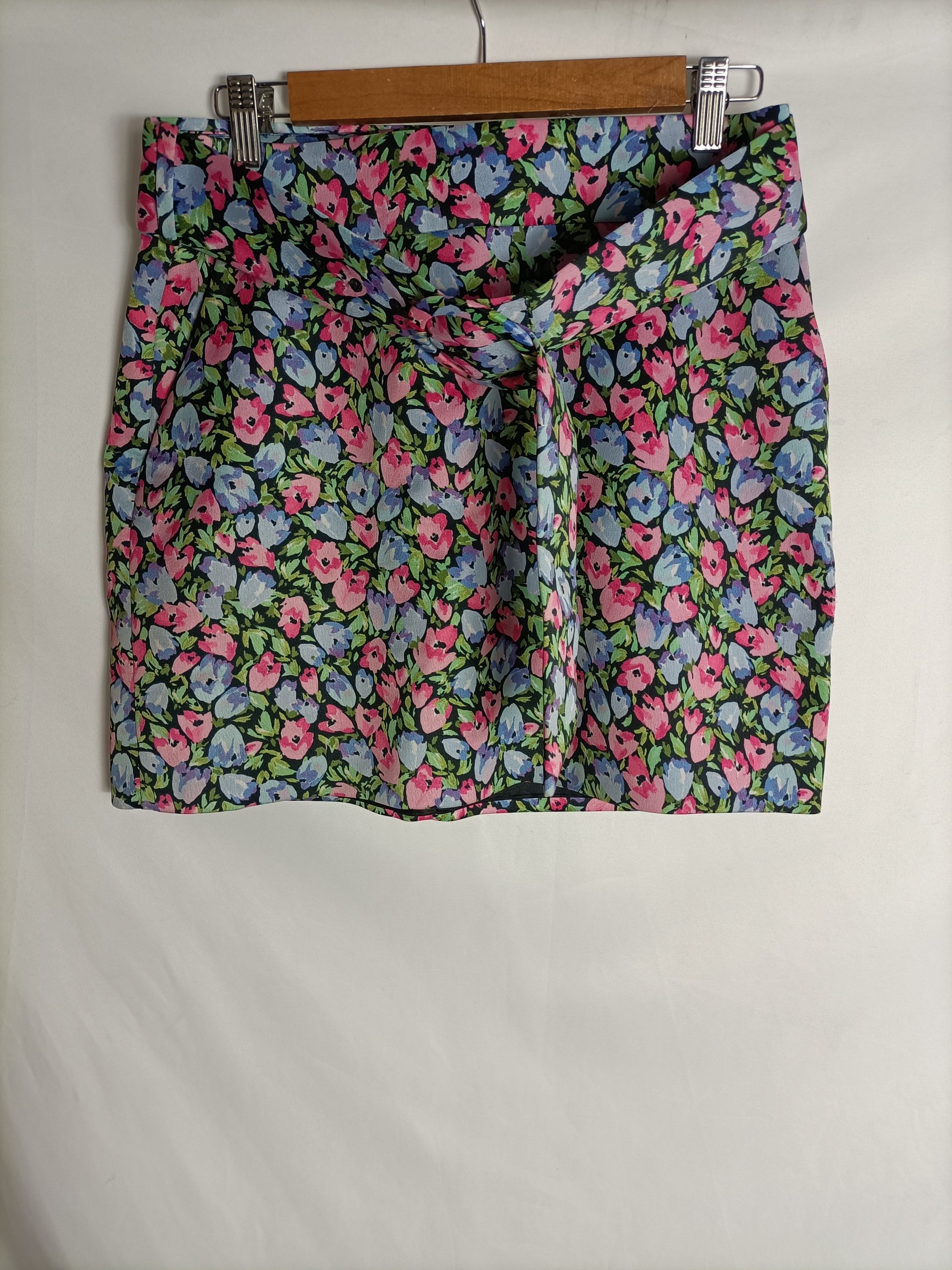 ZARA. Falda negra flores T.l