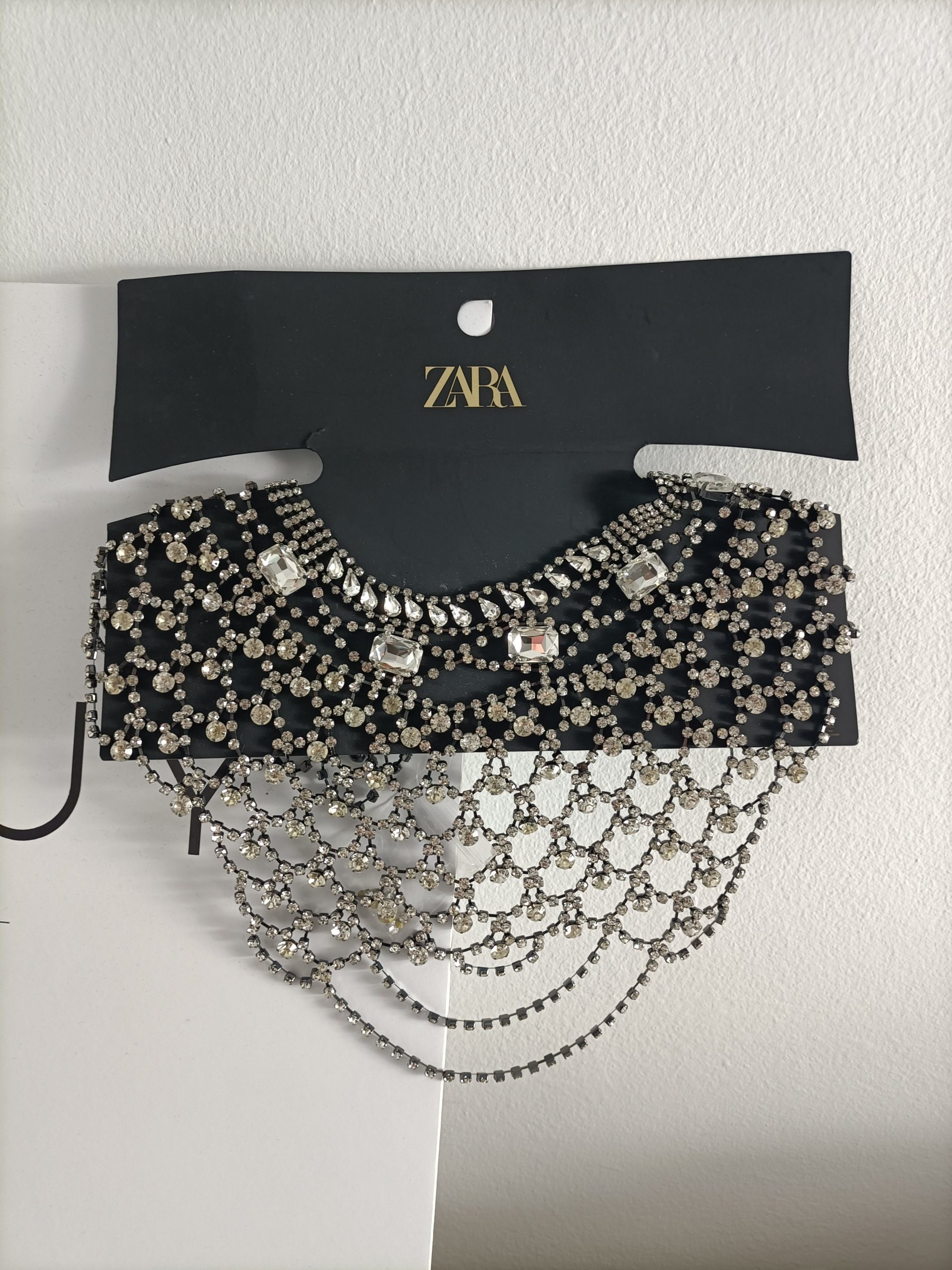 ZARA. Collar pedrería
