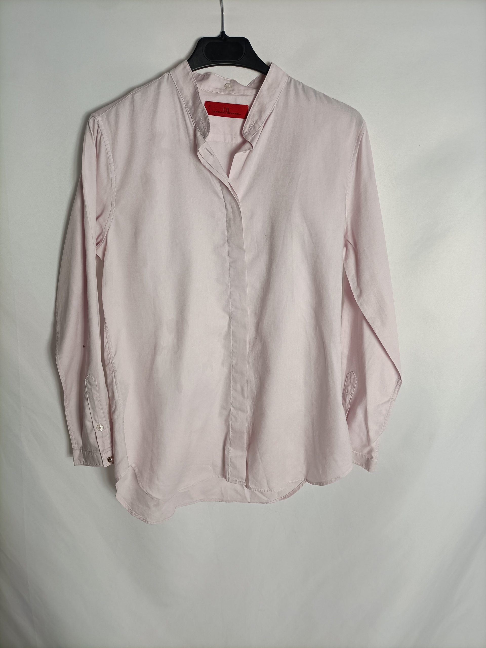 CAROLINA HERRERA. Camisa rosa cuello mao T.s