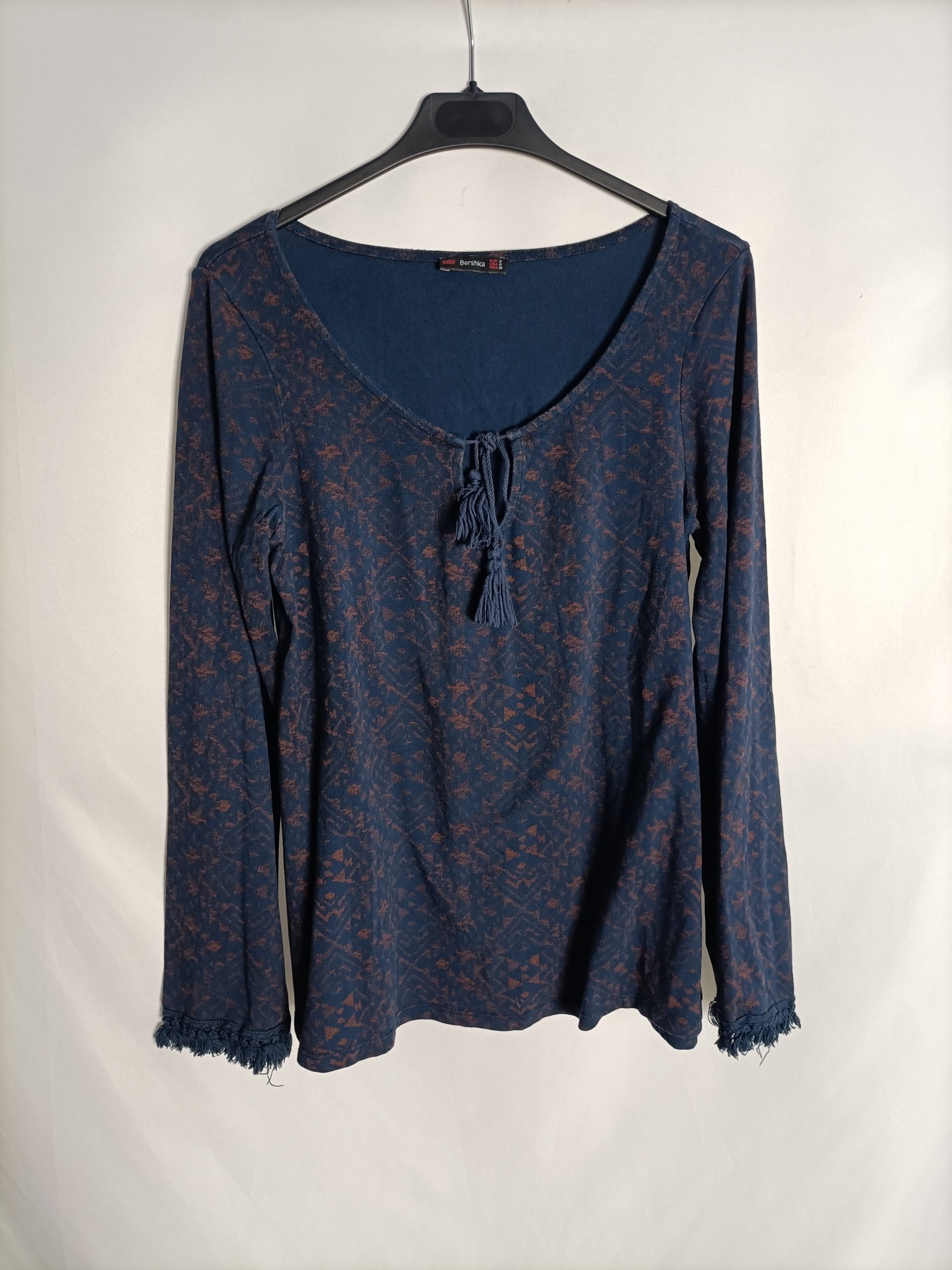 BERSHKA. Camiseta azul estampada T.m