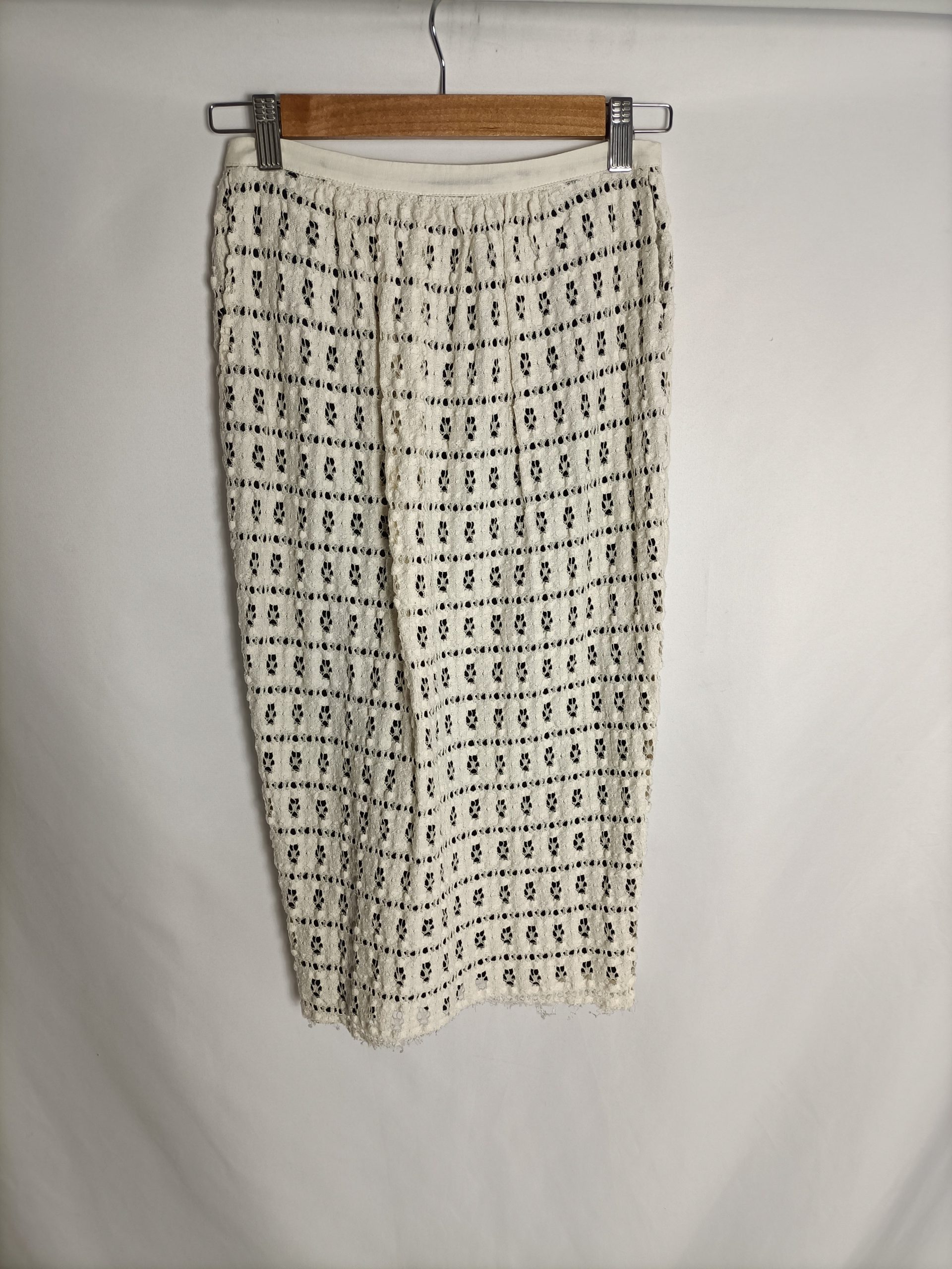 MASSCOB. Falda beige troquelada T.36