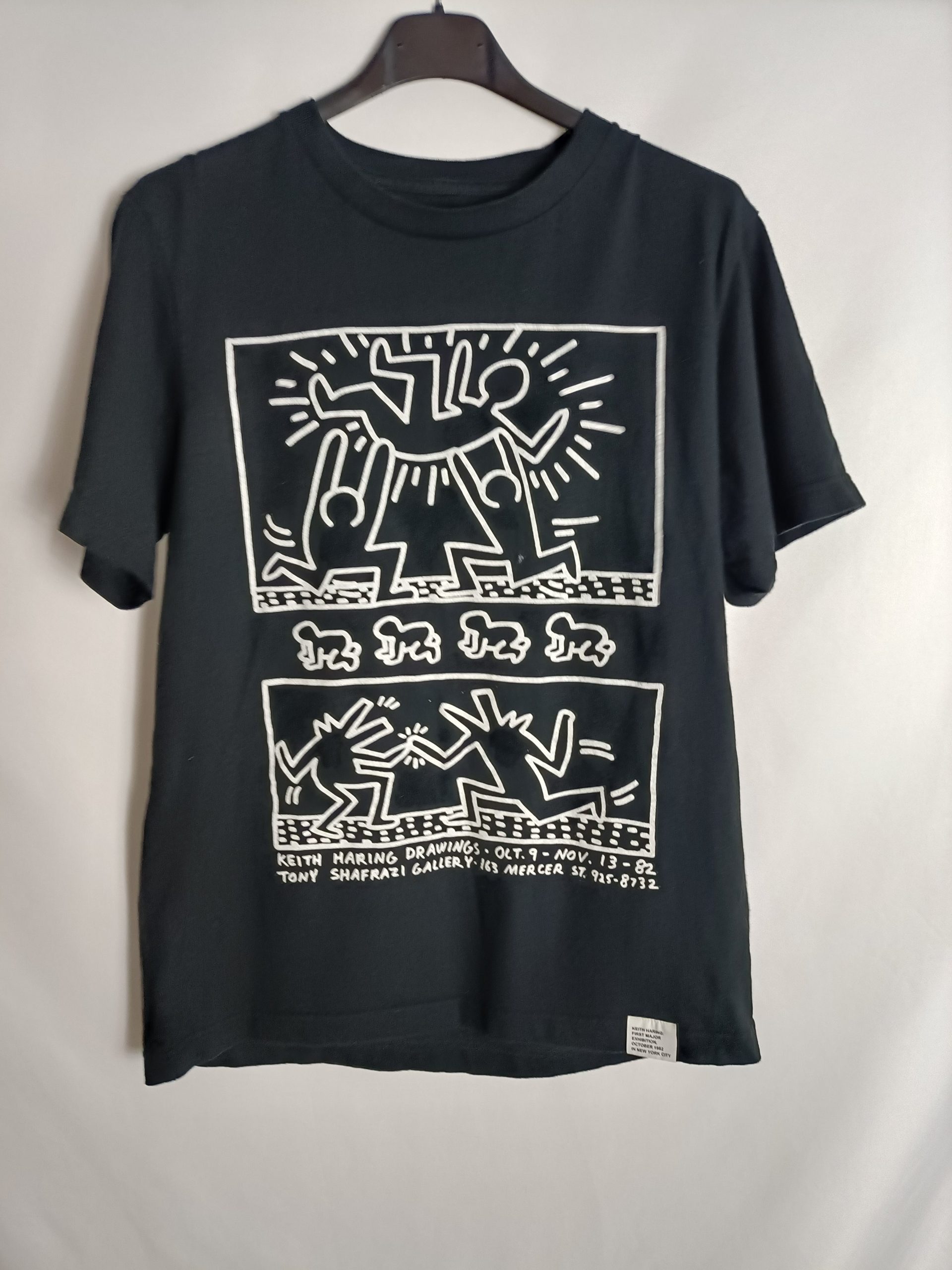 UNIQLO. Camiseta negra "Keit Karing" T.s