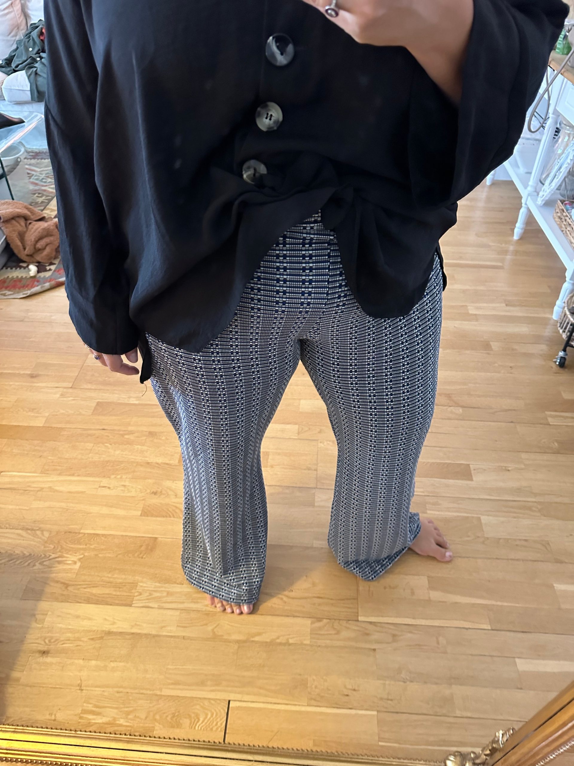 ASOS. Pantalón campana textura T.52