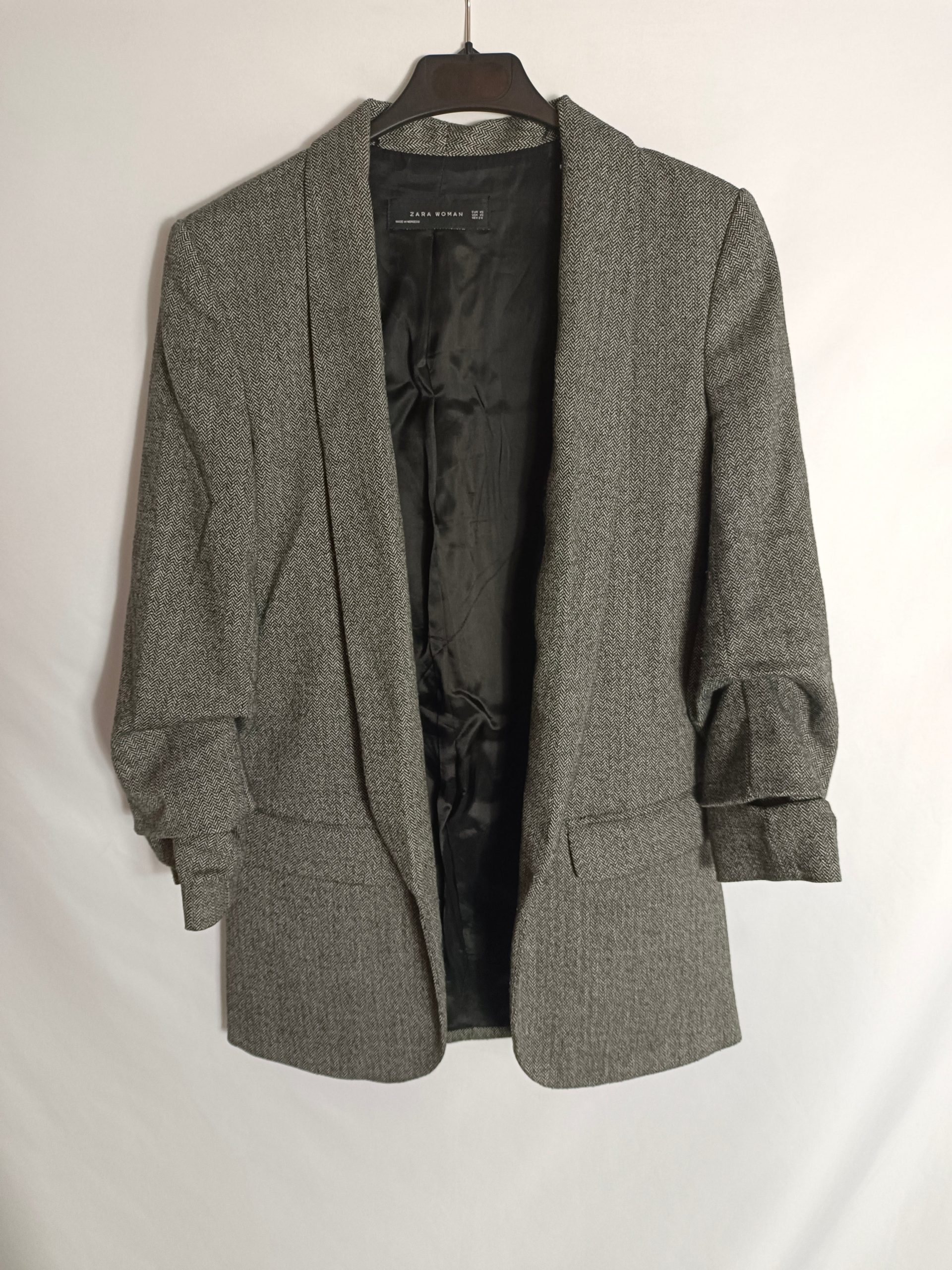 ZARA. blazer espiga negra y blanca T.xs