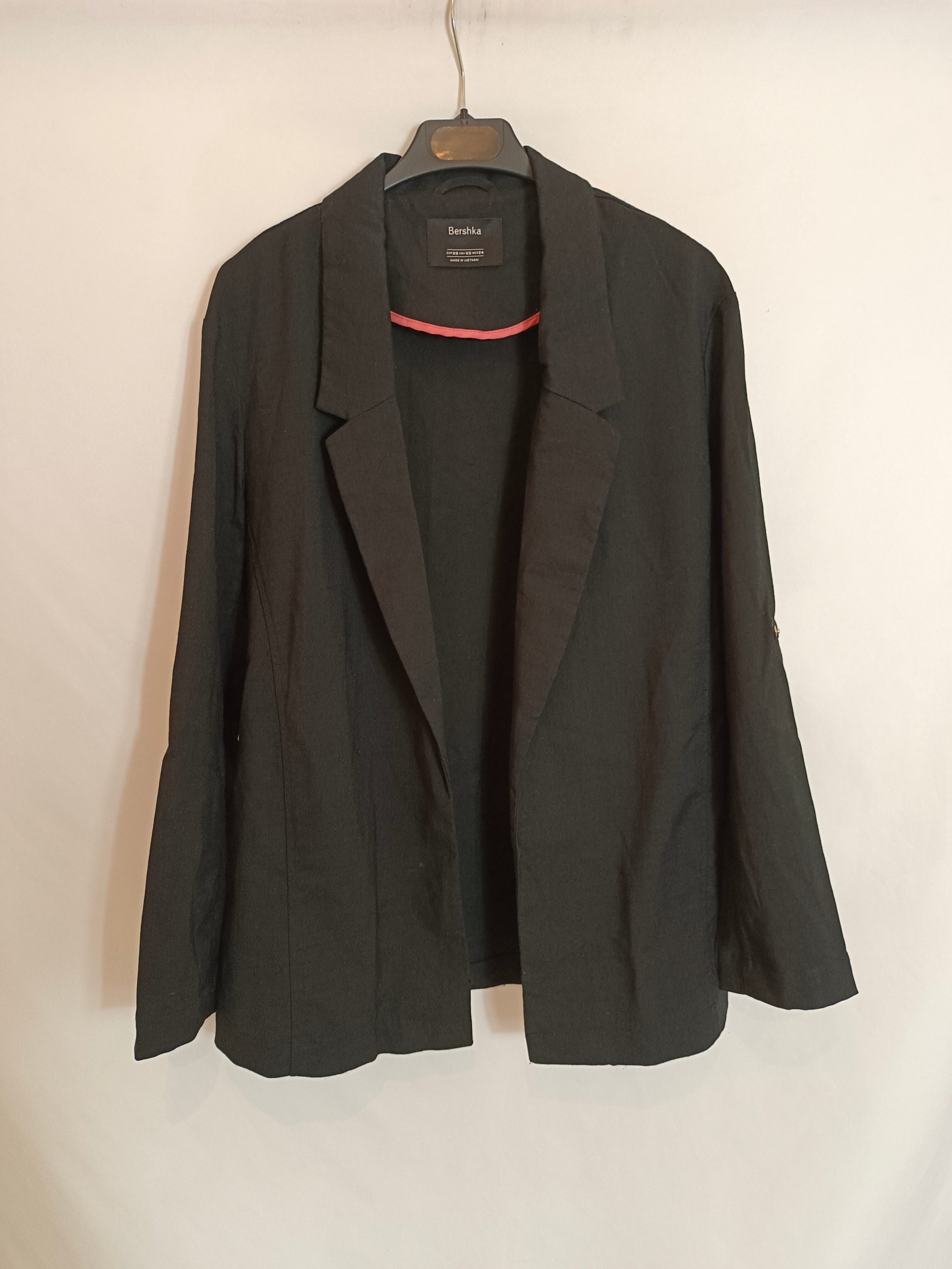 BERSHKA. Blazer negra básica T.xs